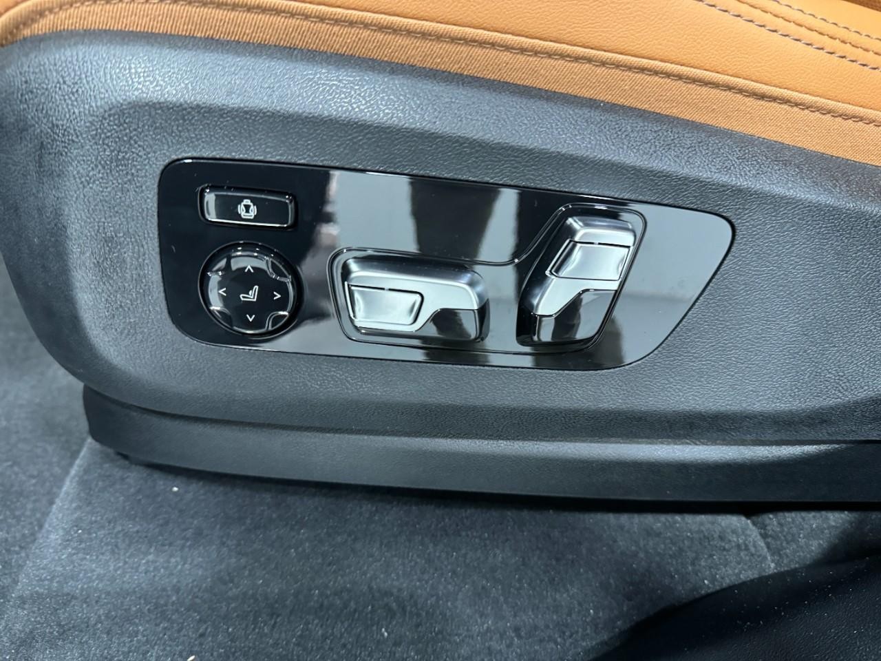 BMW X5 Vehicle Full-screen Gallery Image 30