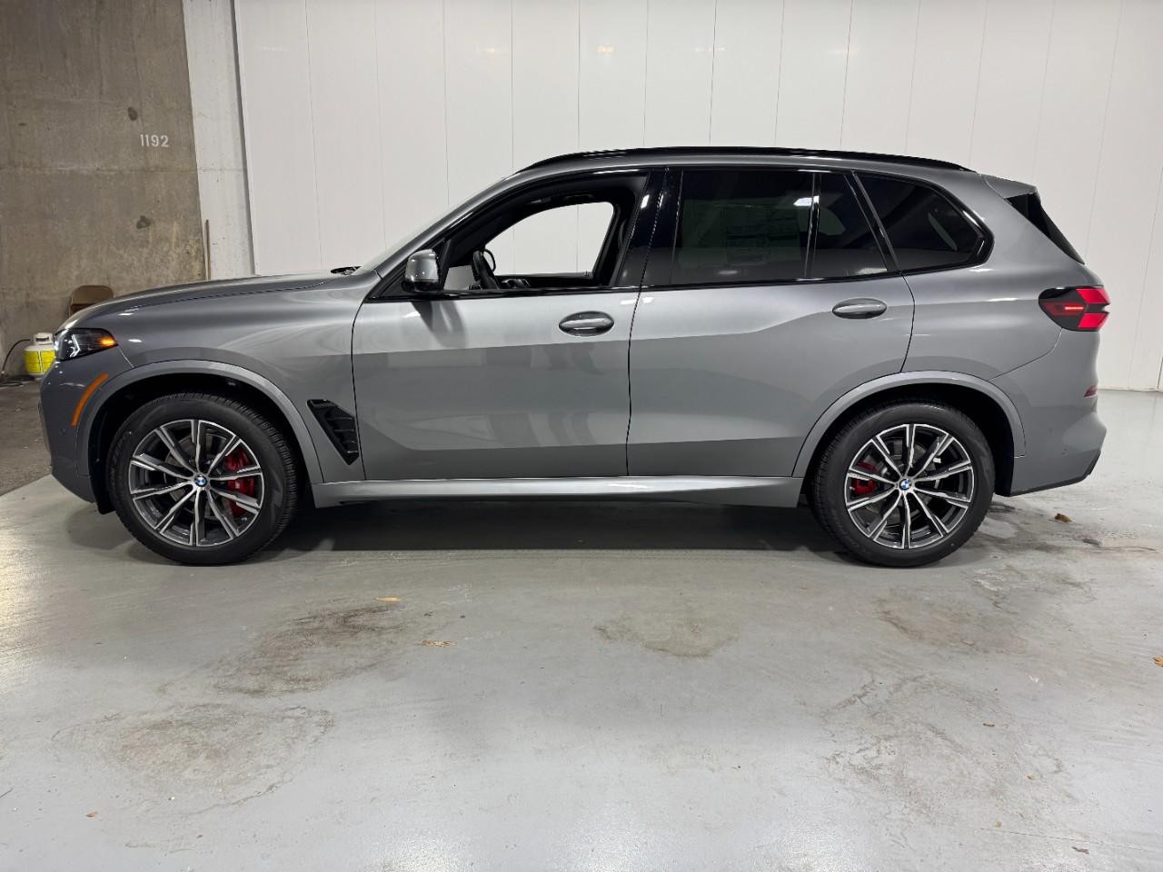 BMW X5 Vehicle Full-screen Gallery Image 2