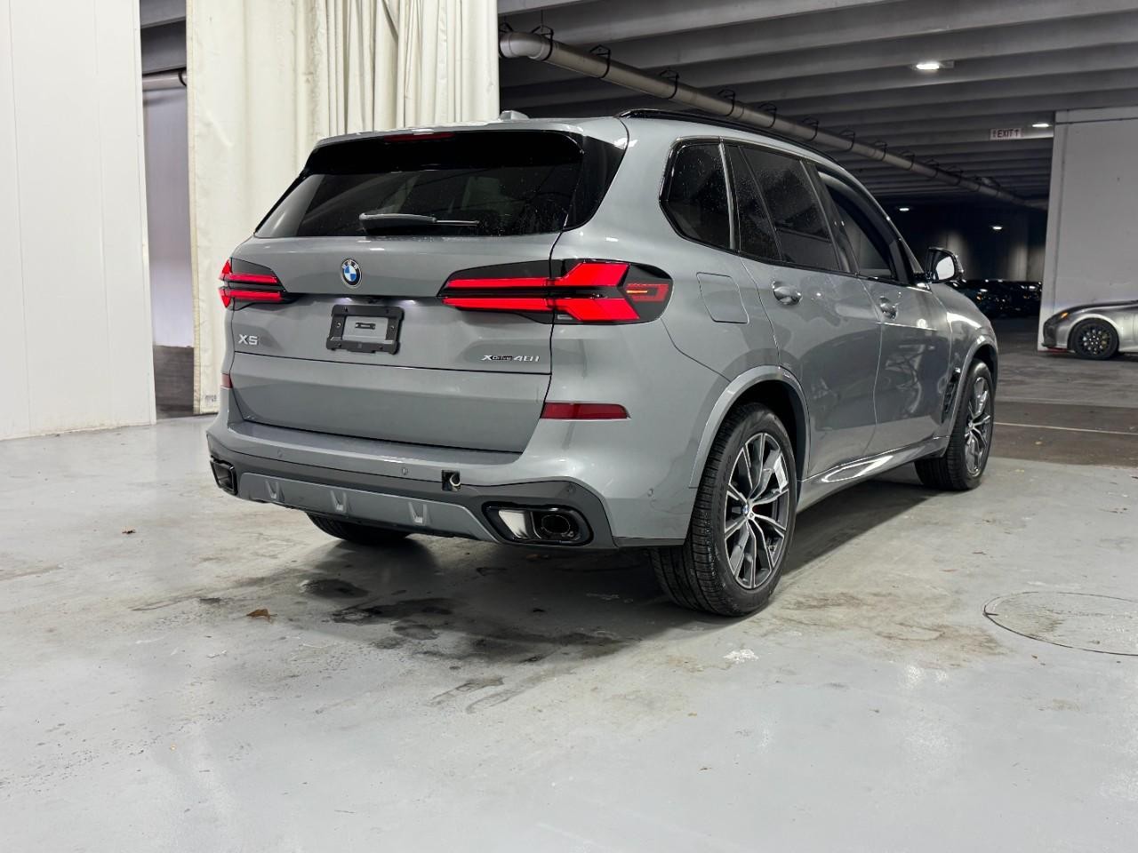 BMW X5 Vehicle Full-screen Gallery Image 4