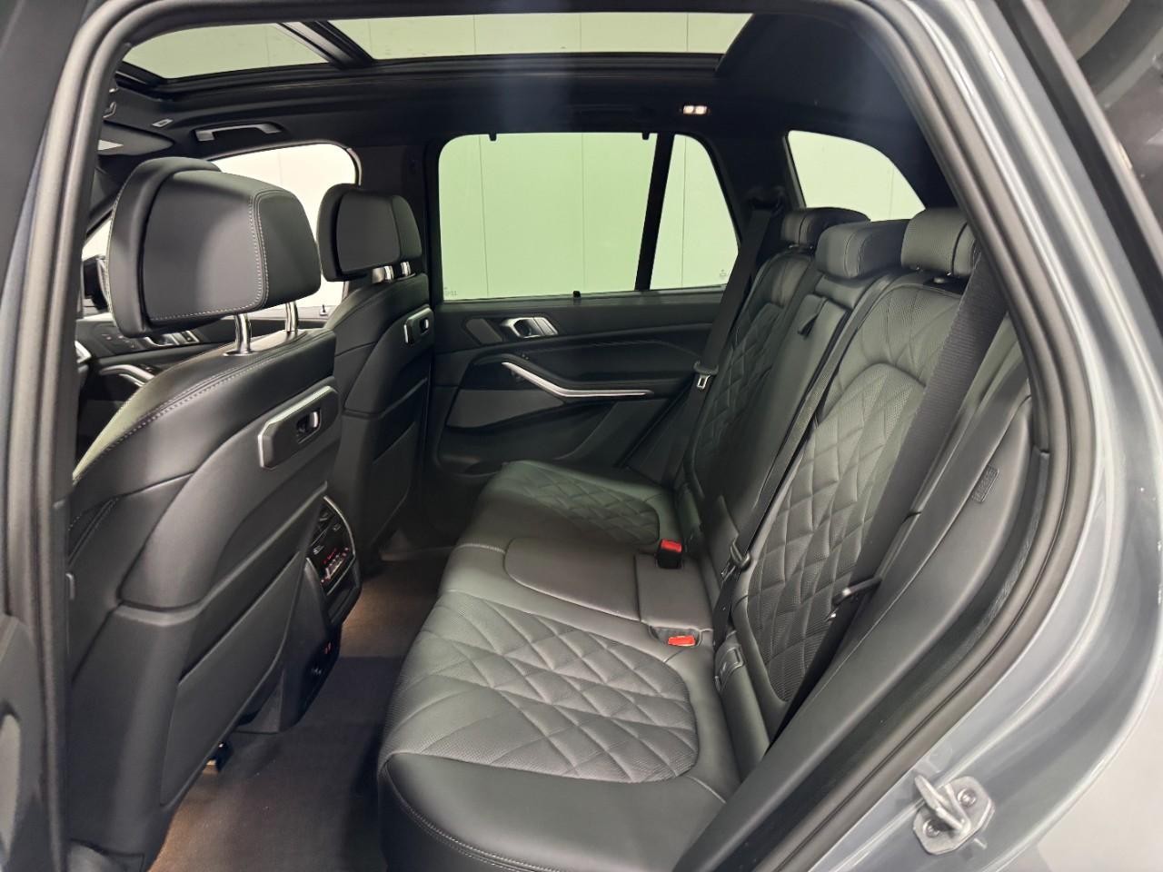 BMW X5 Vehicle Full-screen Gallery Image 8