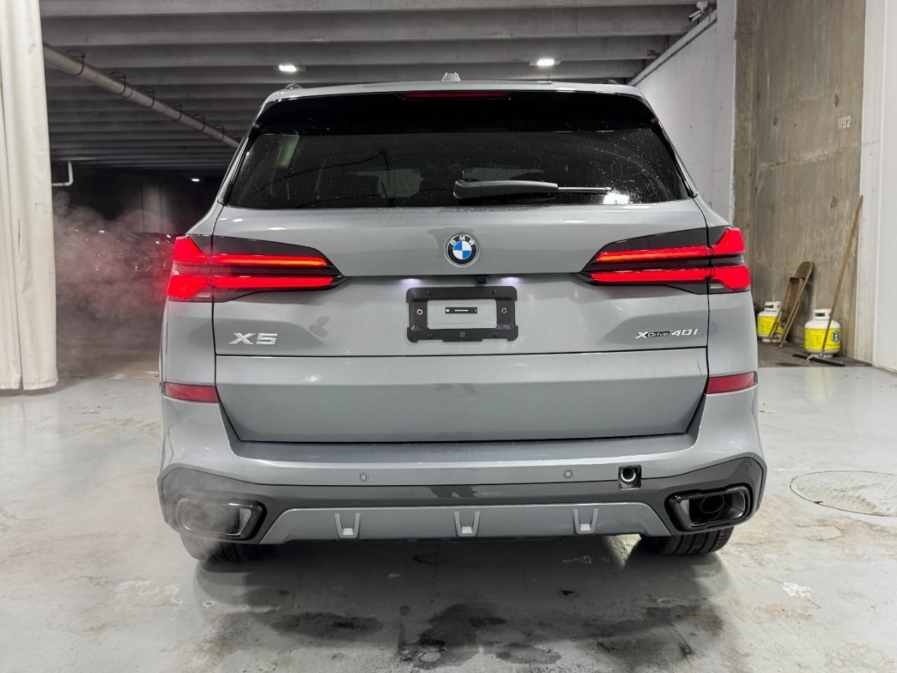 BMW X5 Vehicle Full-screen Gallery Image 9