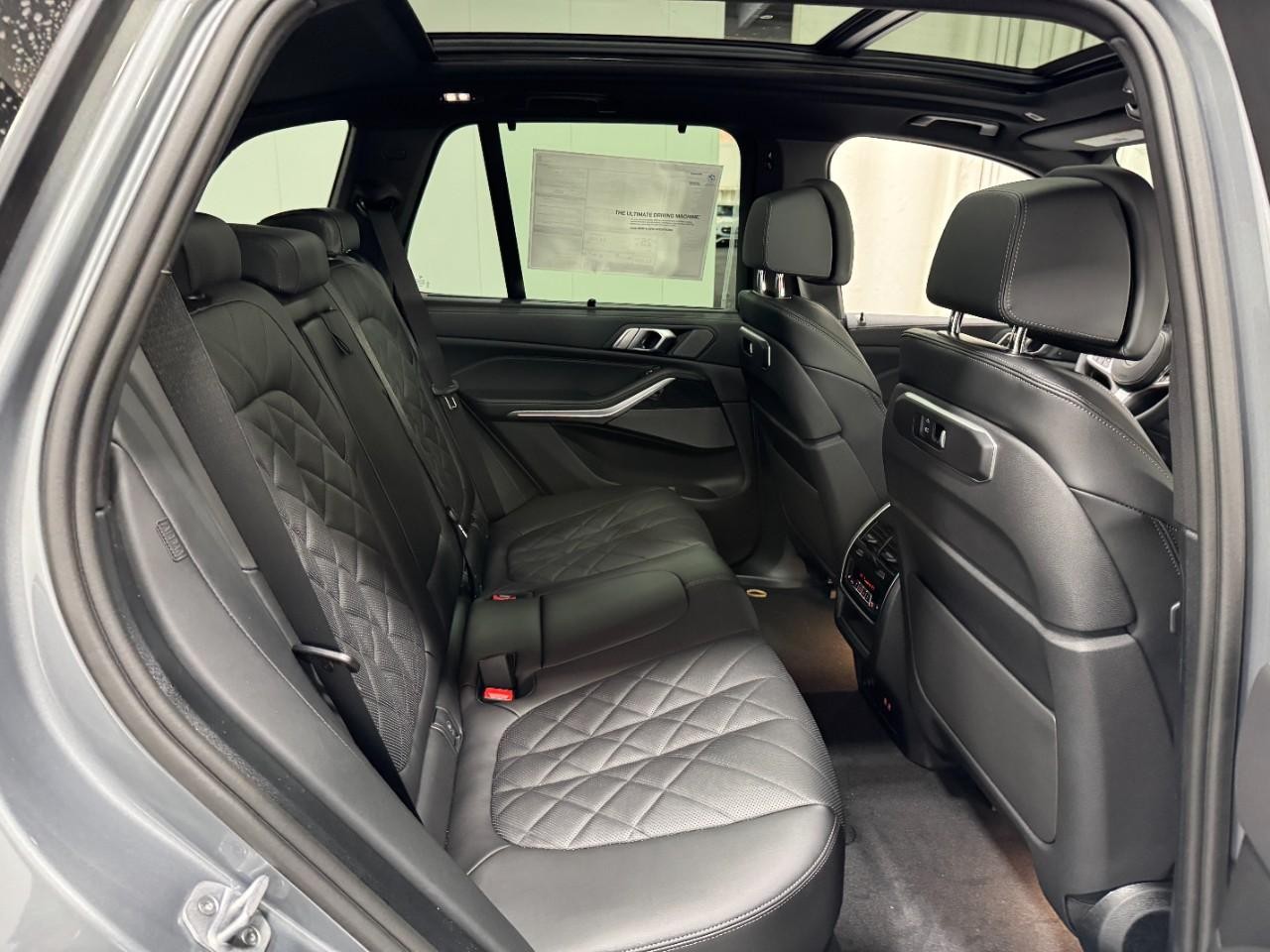 BMW X5 Vehicle Full-screen Gallery Image 10