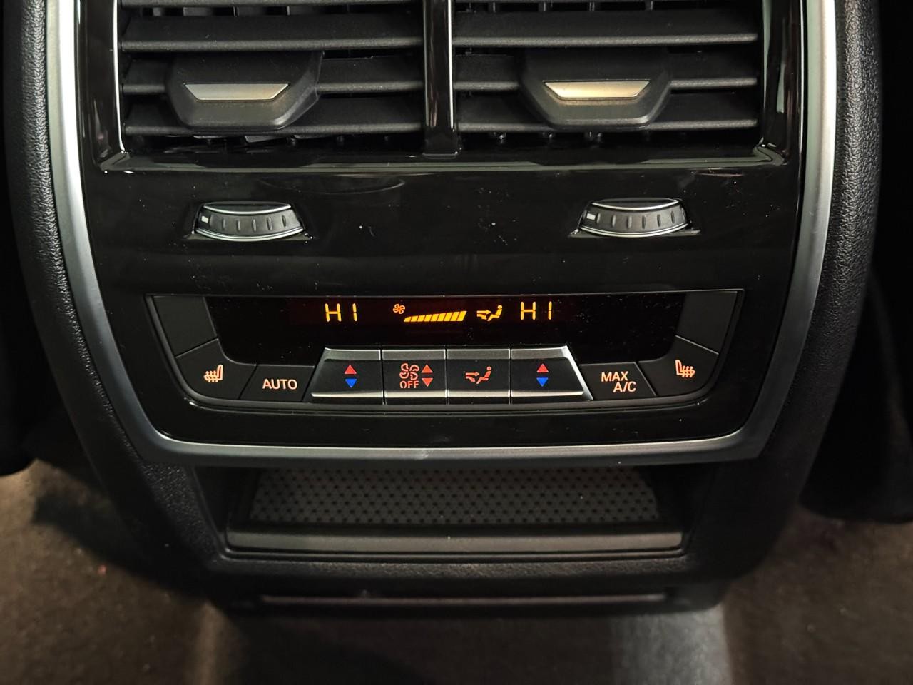 BMW X5 Vehicle Full-screen Gallery Image 11