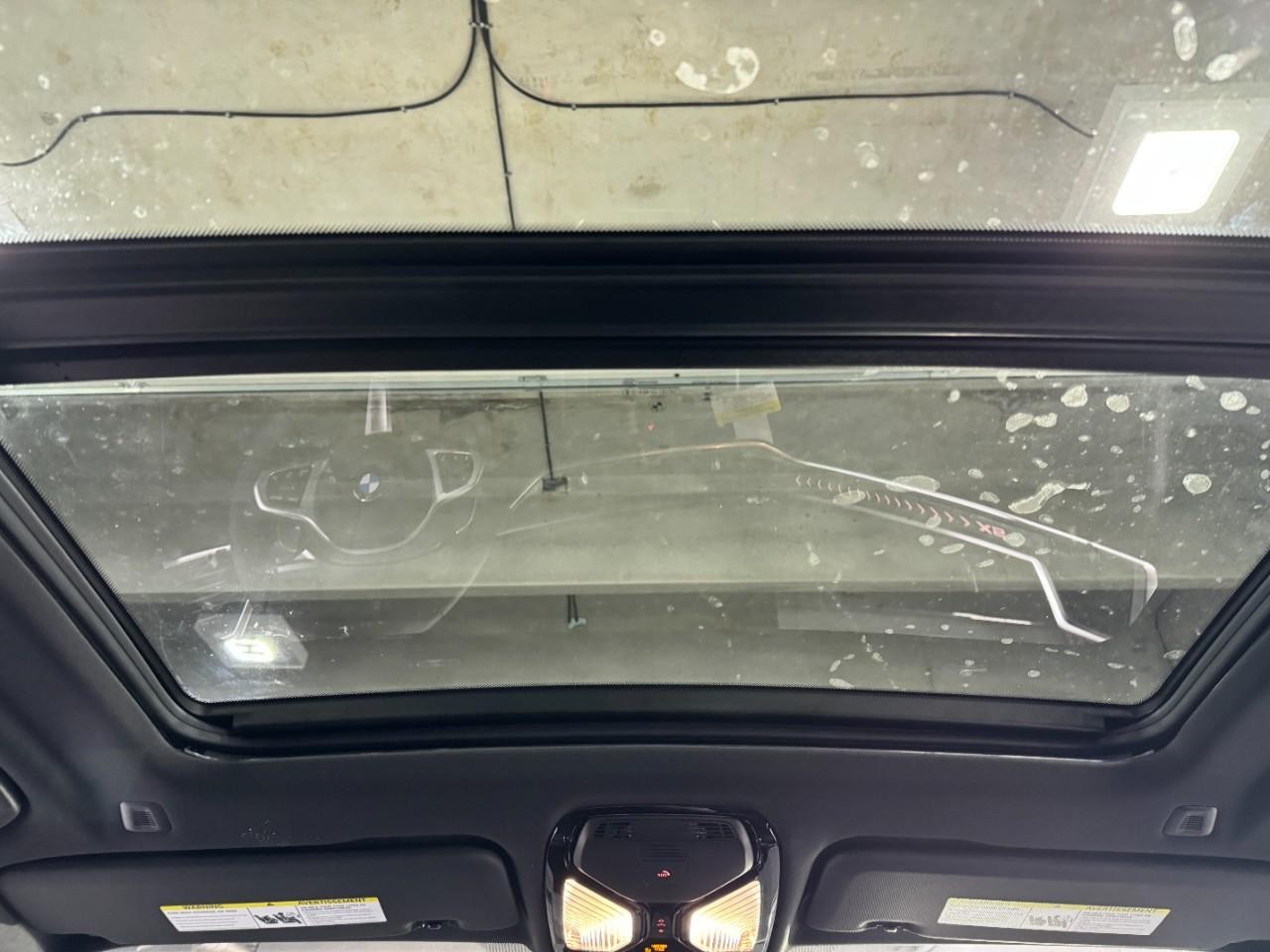 BMW X5 Vehicle Full-screen Gallery Image 12