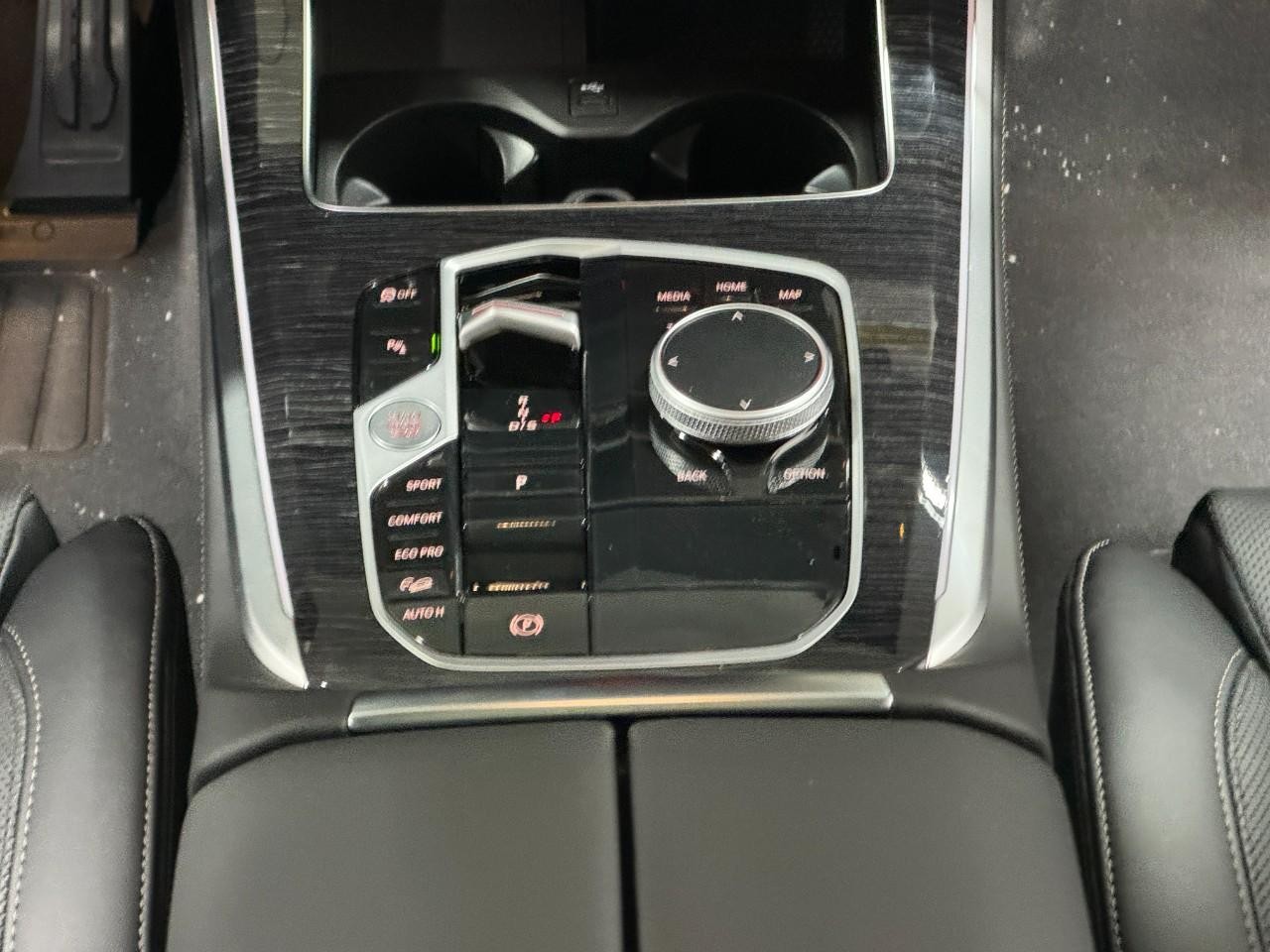 BMW X5 Vehicle Full-screen Gallery Image 16