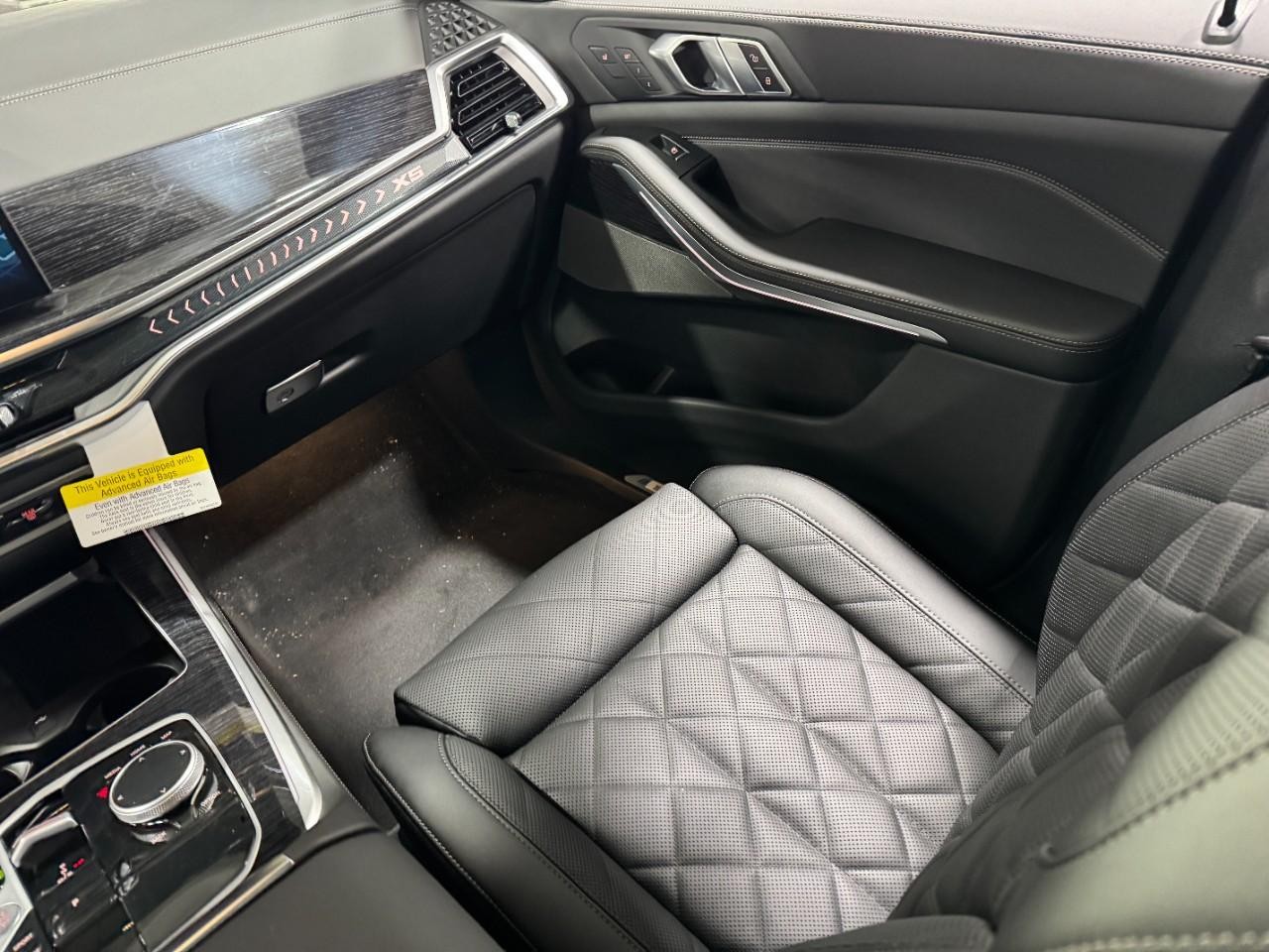 BMW X5 Vehicle Full-screen Gallery Image 17