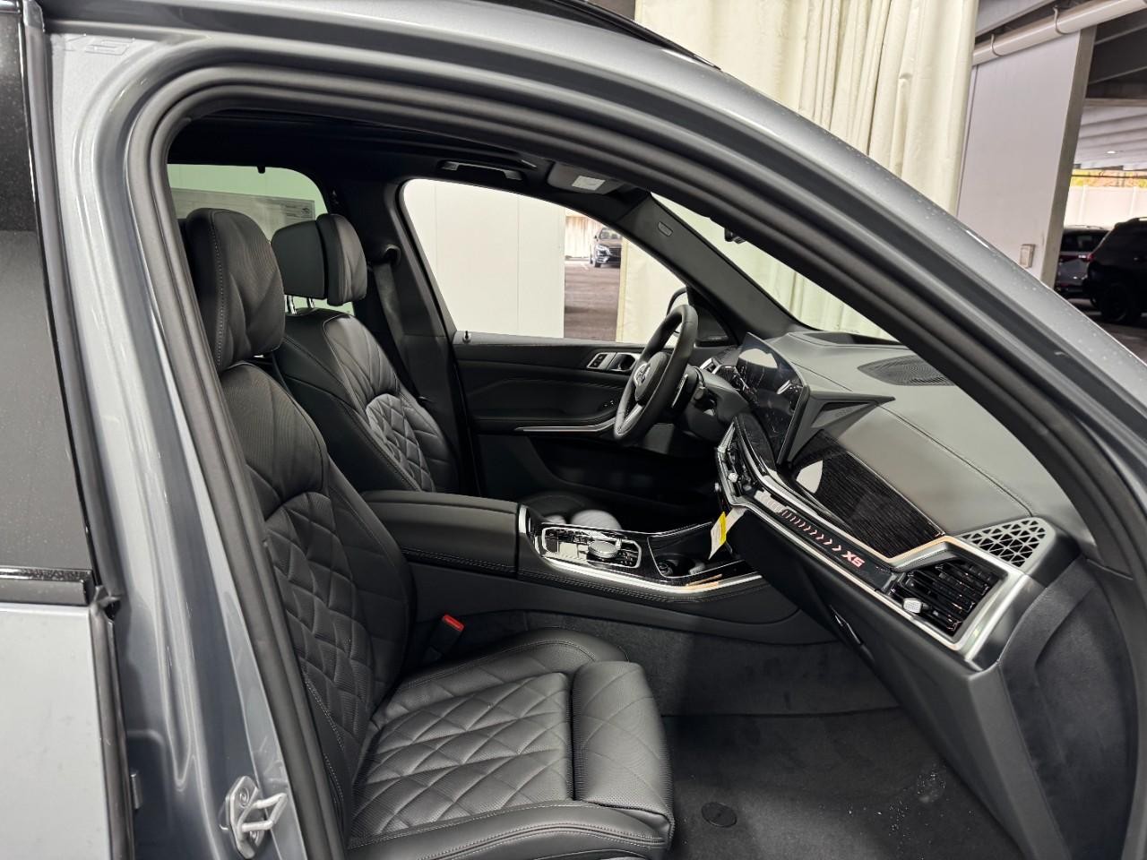 BMW X5 Vehicle Full-screen Gallery Image 18