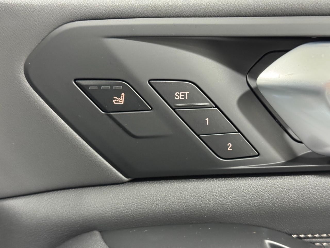 BMW X5 Vehicle Full-screen Gallery Image 21