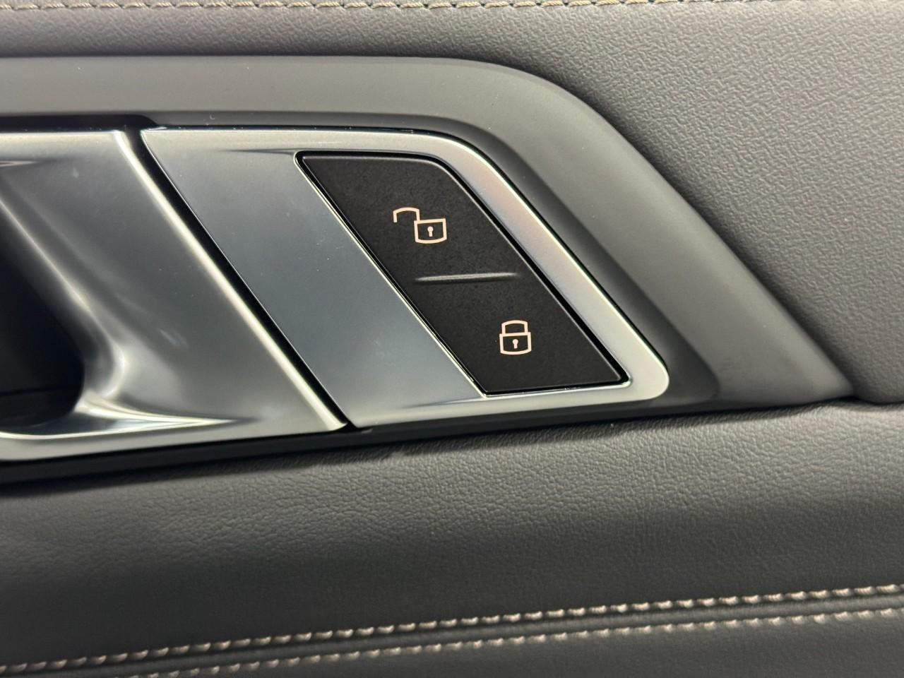 BMW X5 Vehicle Full-screen Gallery Image 22