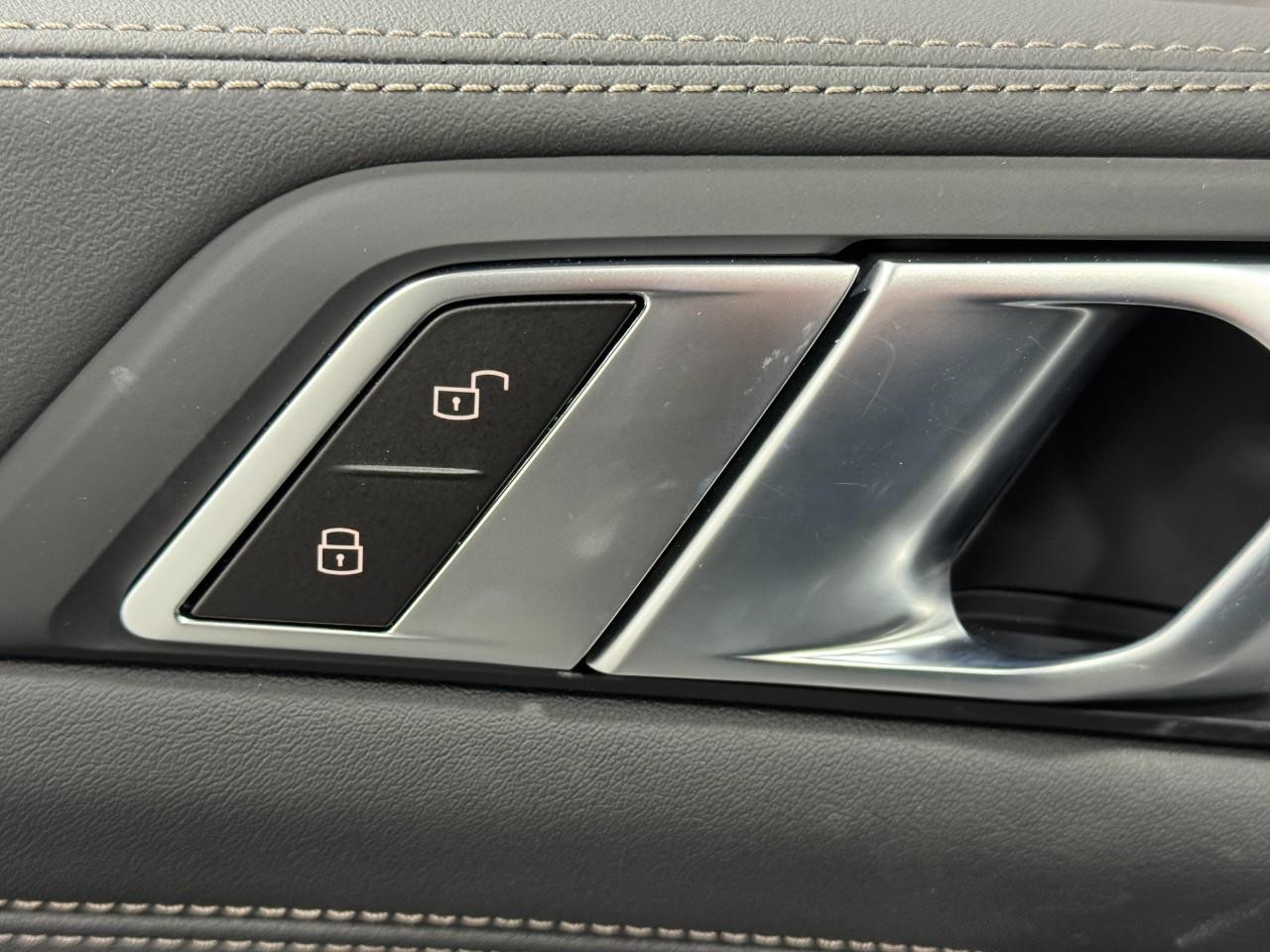 BMW X5 Vehicle Full-screen Gallery Image 26