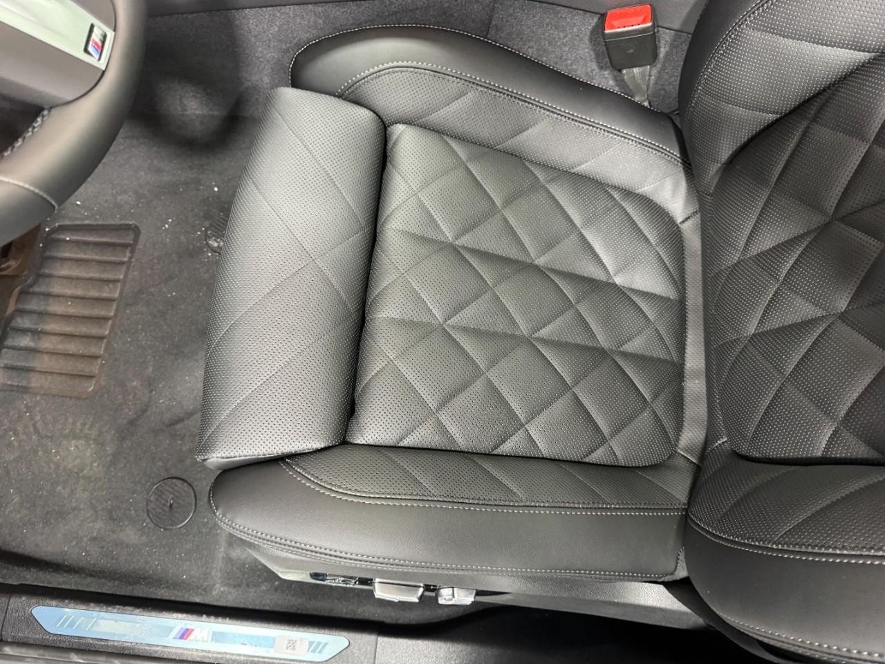 BMW X5 Vehicle Full-screen Gallery Image 29