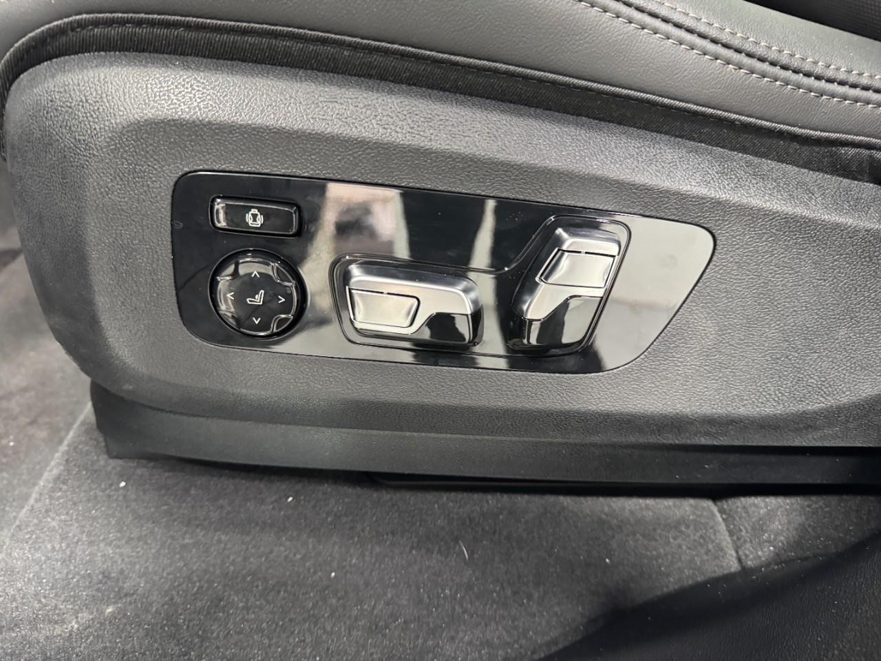 BMW X5 Vehicle Full-screen Gallery Image 30