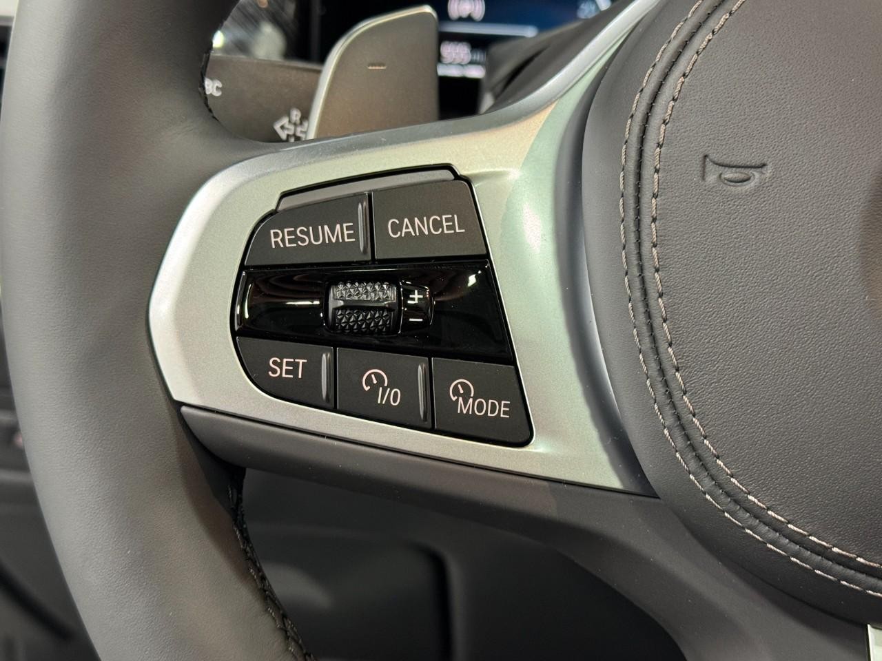 BMW X5 Vehicle Full-screen Gallery Image 32