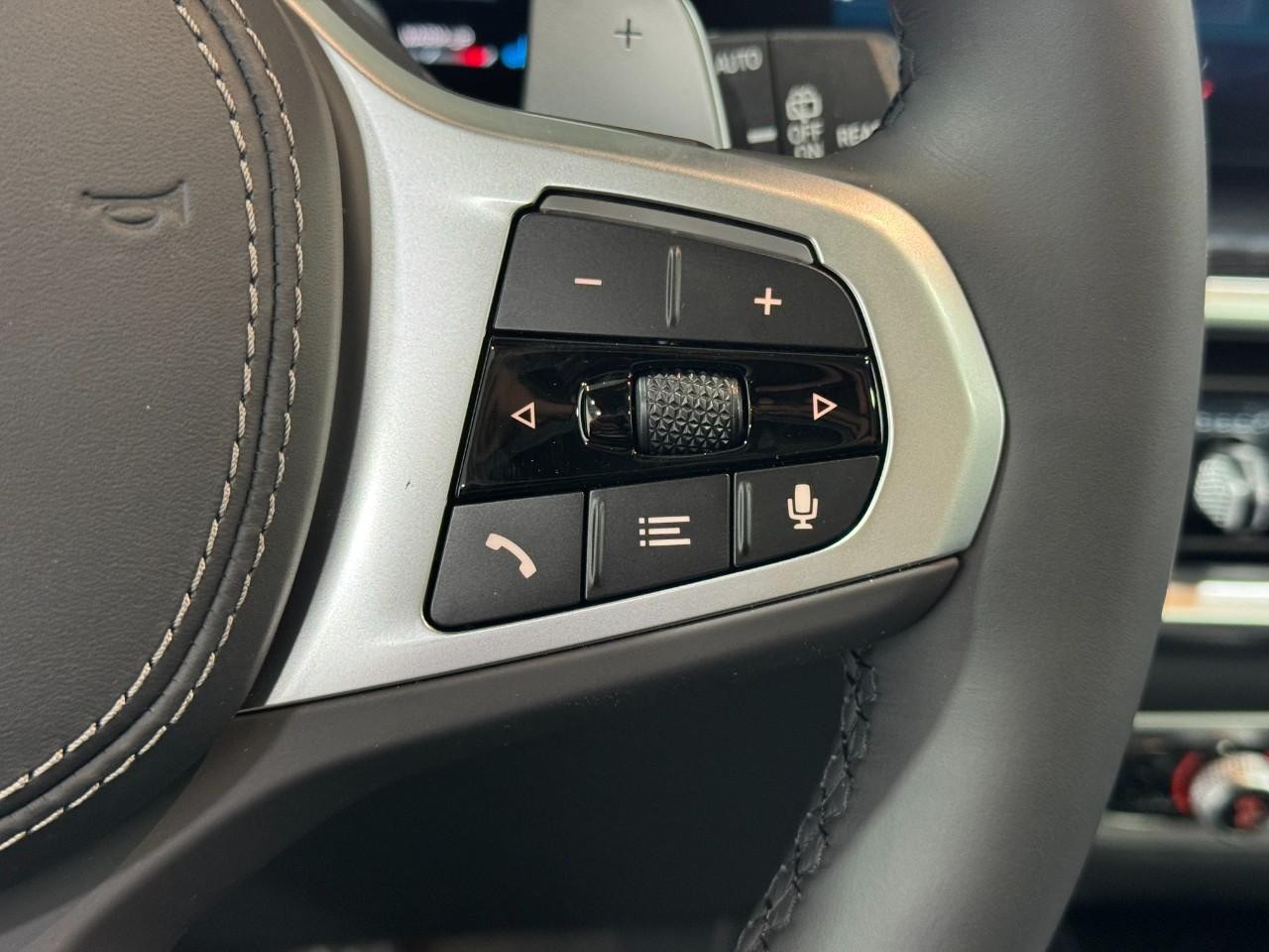 BMW X5 Vehicle Full-screen Gallery Image 33