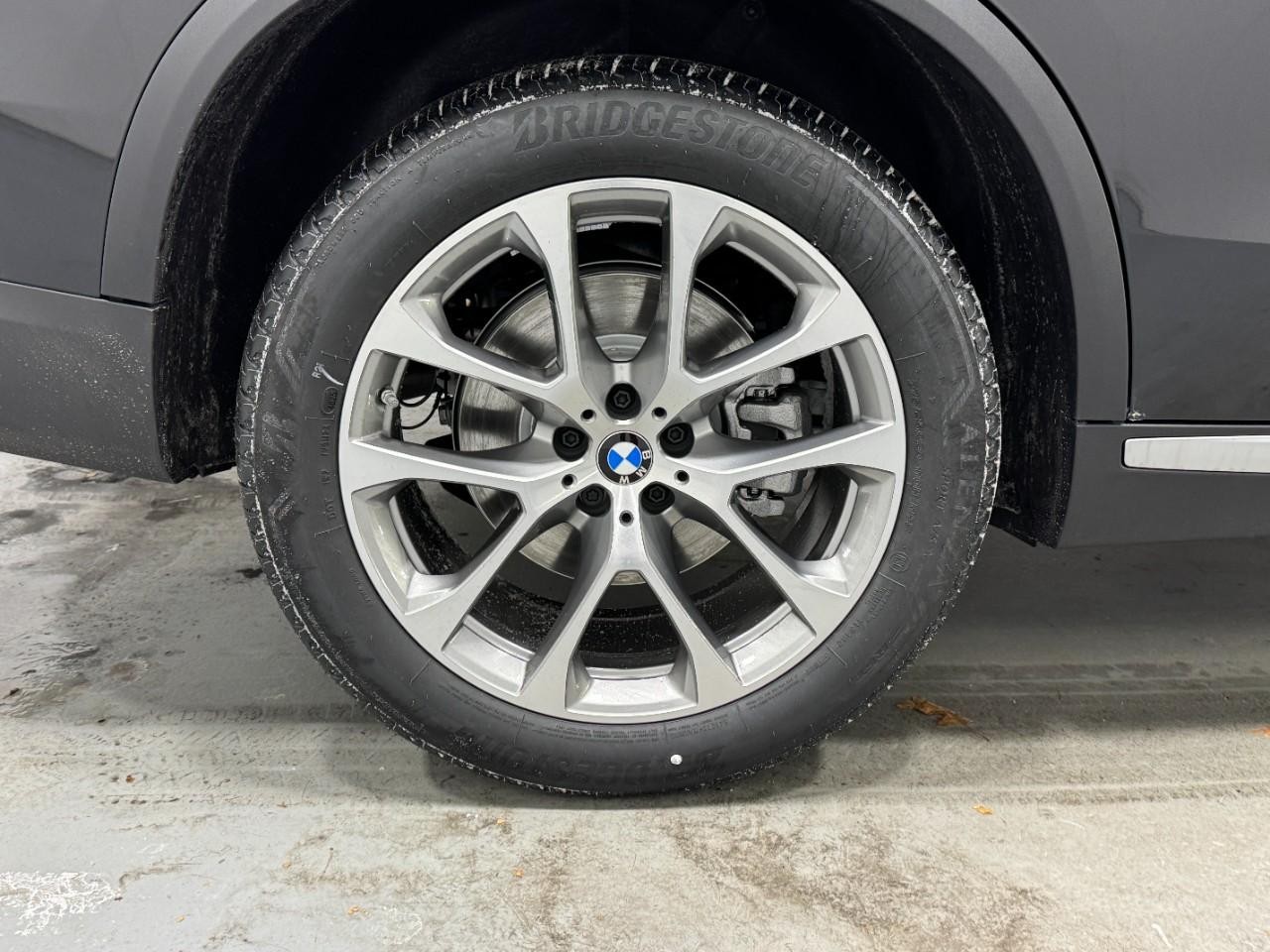 BMW X5 Vehicle Full-screen Gallery Image 5