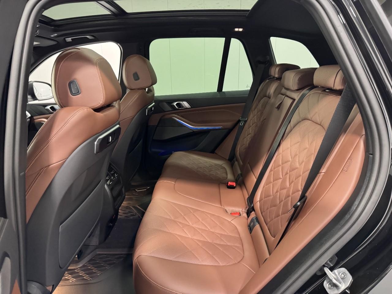 BMW X5 Vehicle Full-screen Gallery Image 8