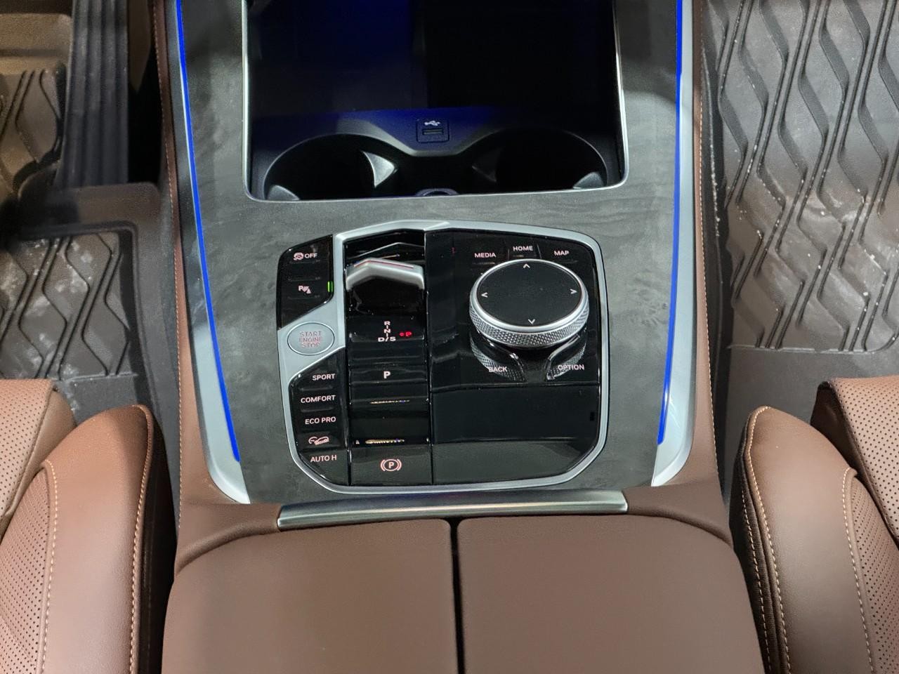 BMW X5 Vehicle Full-screen Gallery Image 15