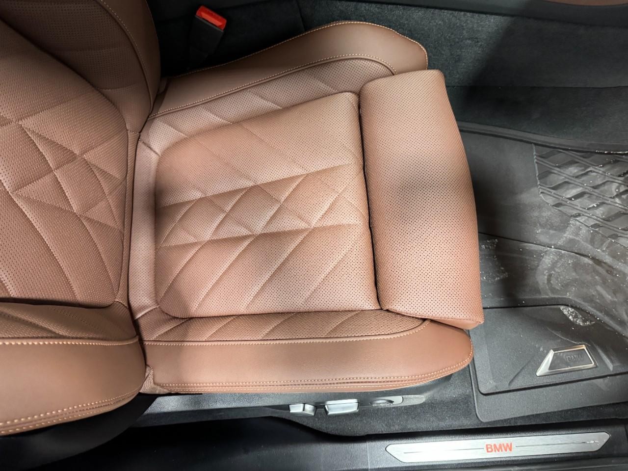 BMW X5 Vehicle Full-screen Gallery Image 18