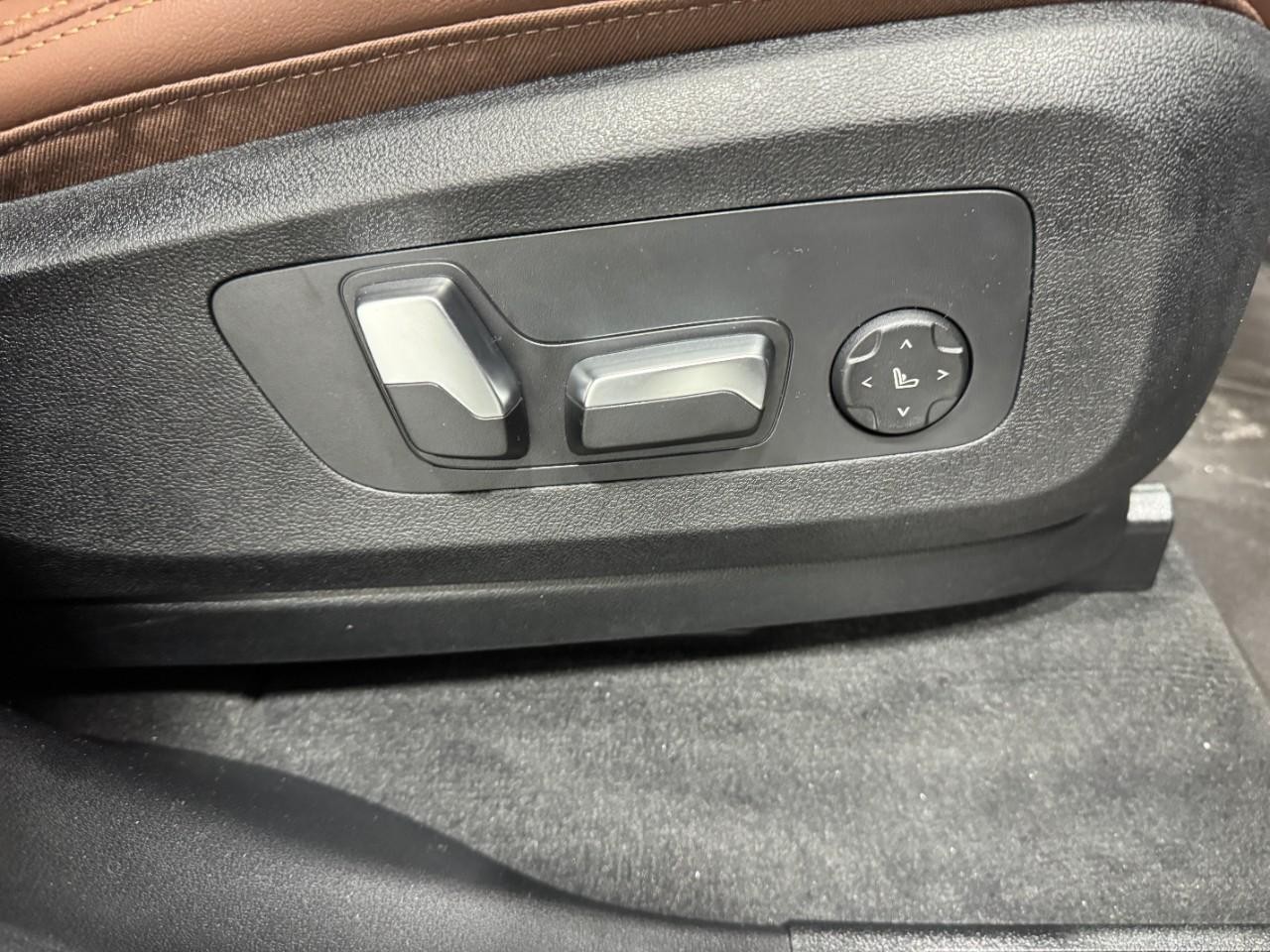 BMW X5 Vehicle Full-screen Gallery Image 19