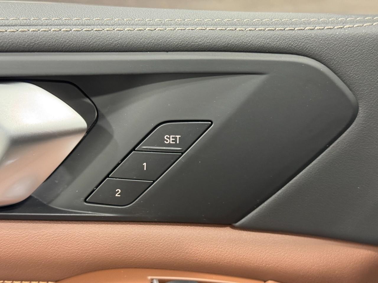 BMW X5 Vehicle Full-screen Gallery Image 23