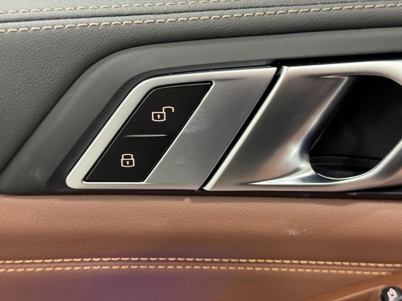 BMW X5 Vehicle Full-screen Gallery Image 24