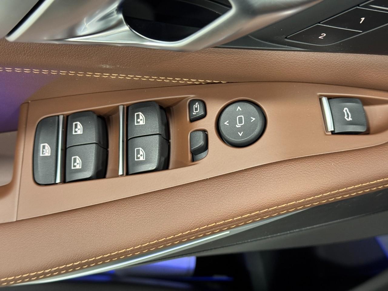 BMW X5 Vehicle Full-screen Gallery Image 25