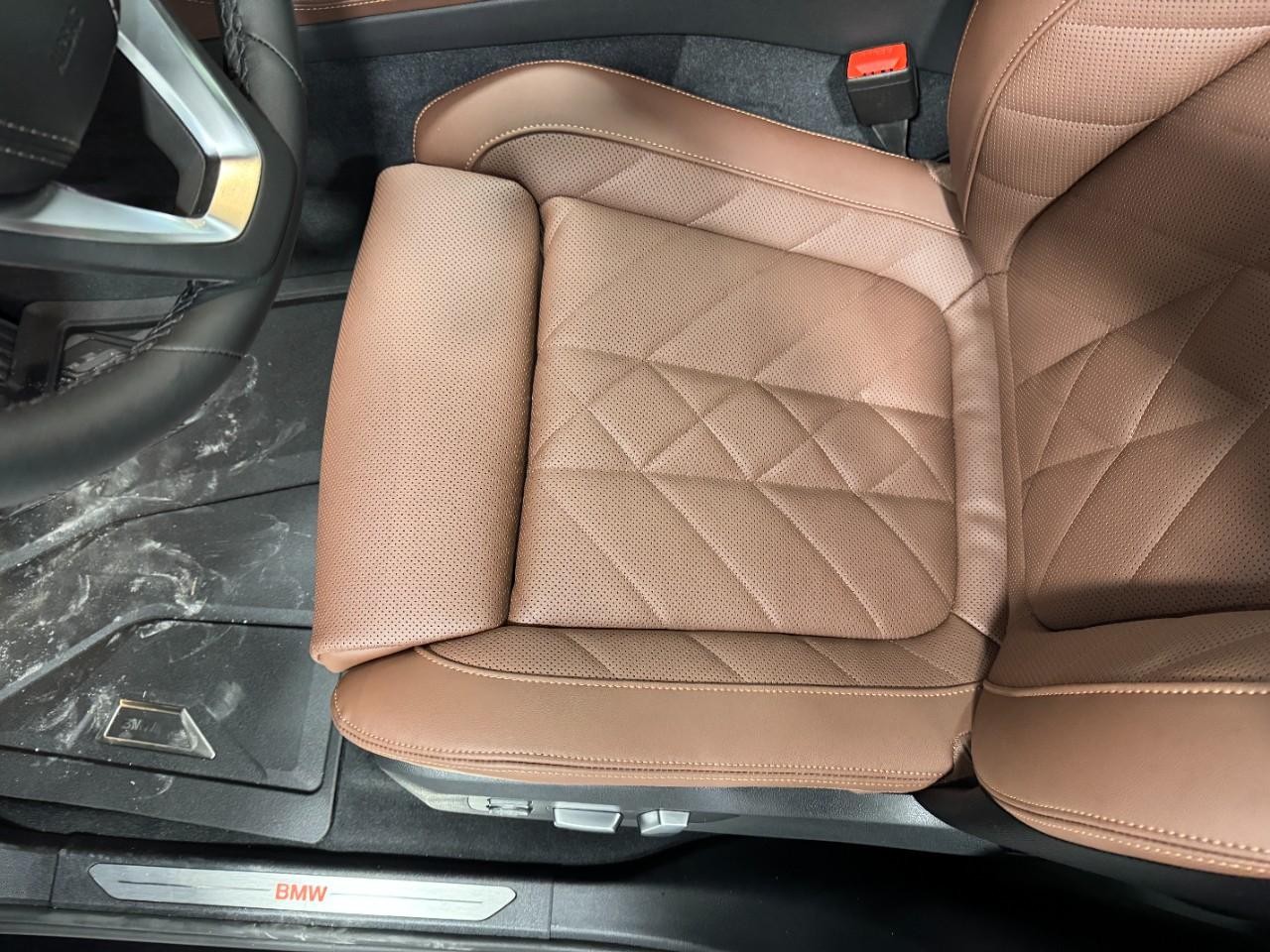 BMW X5 Vehicle Full-screen Gallery Image 27