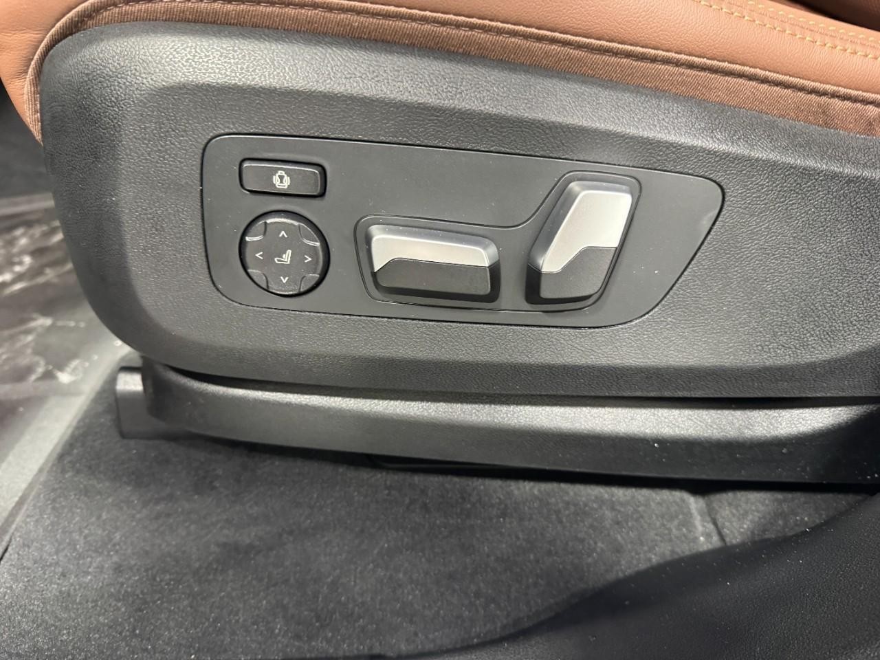 BMW X5 Vehicle Full-screen Gallery Image 28