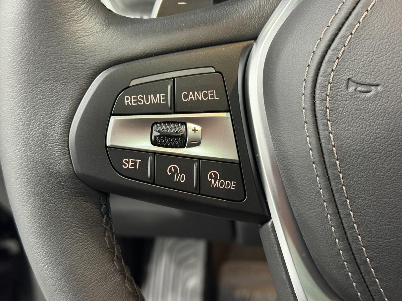 BMW X5 Vehicle Full-screen Gallery Image 30