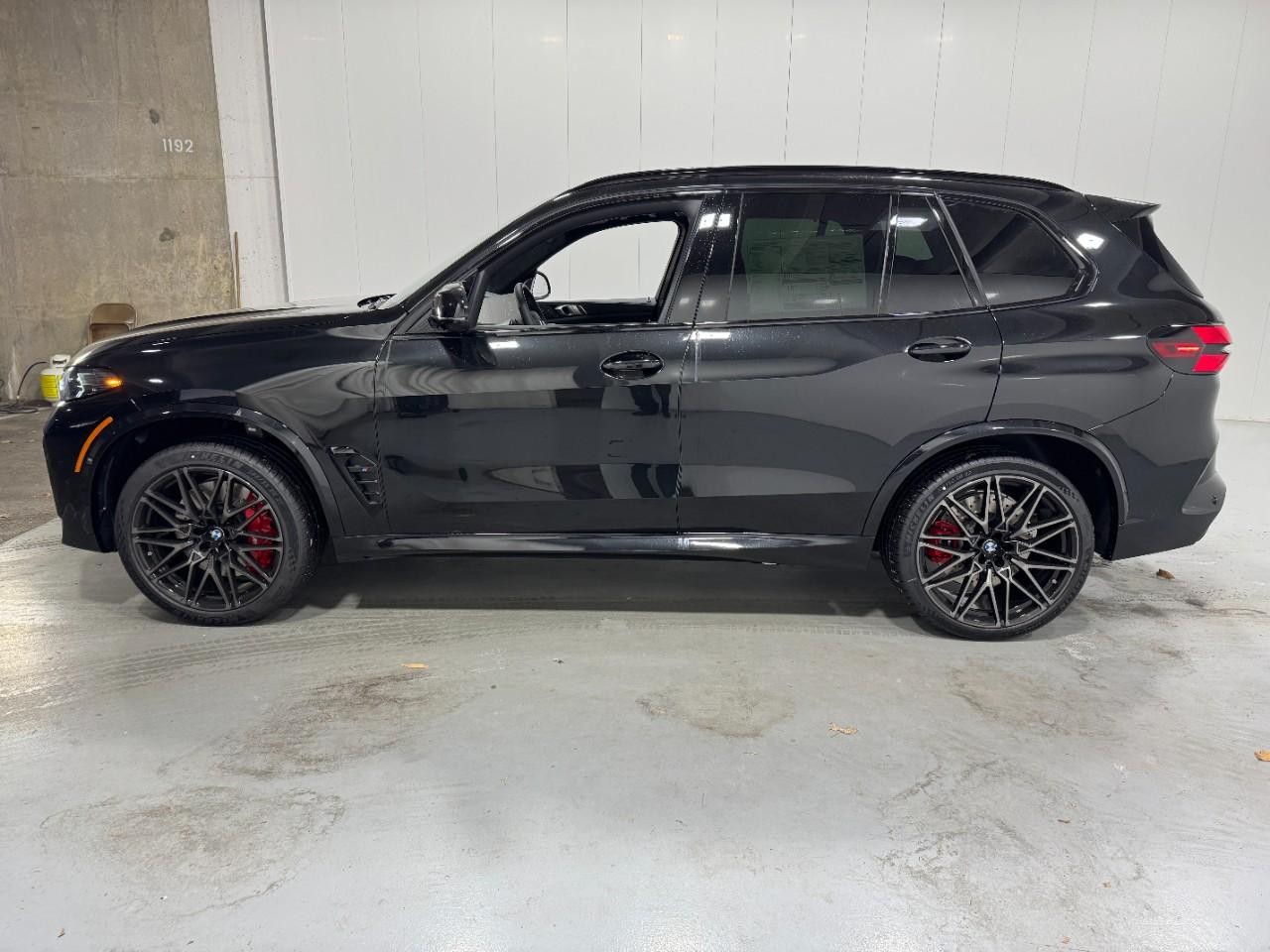 BMW X5 M Vehicle Full-screen Gallery Image 2