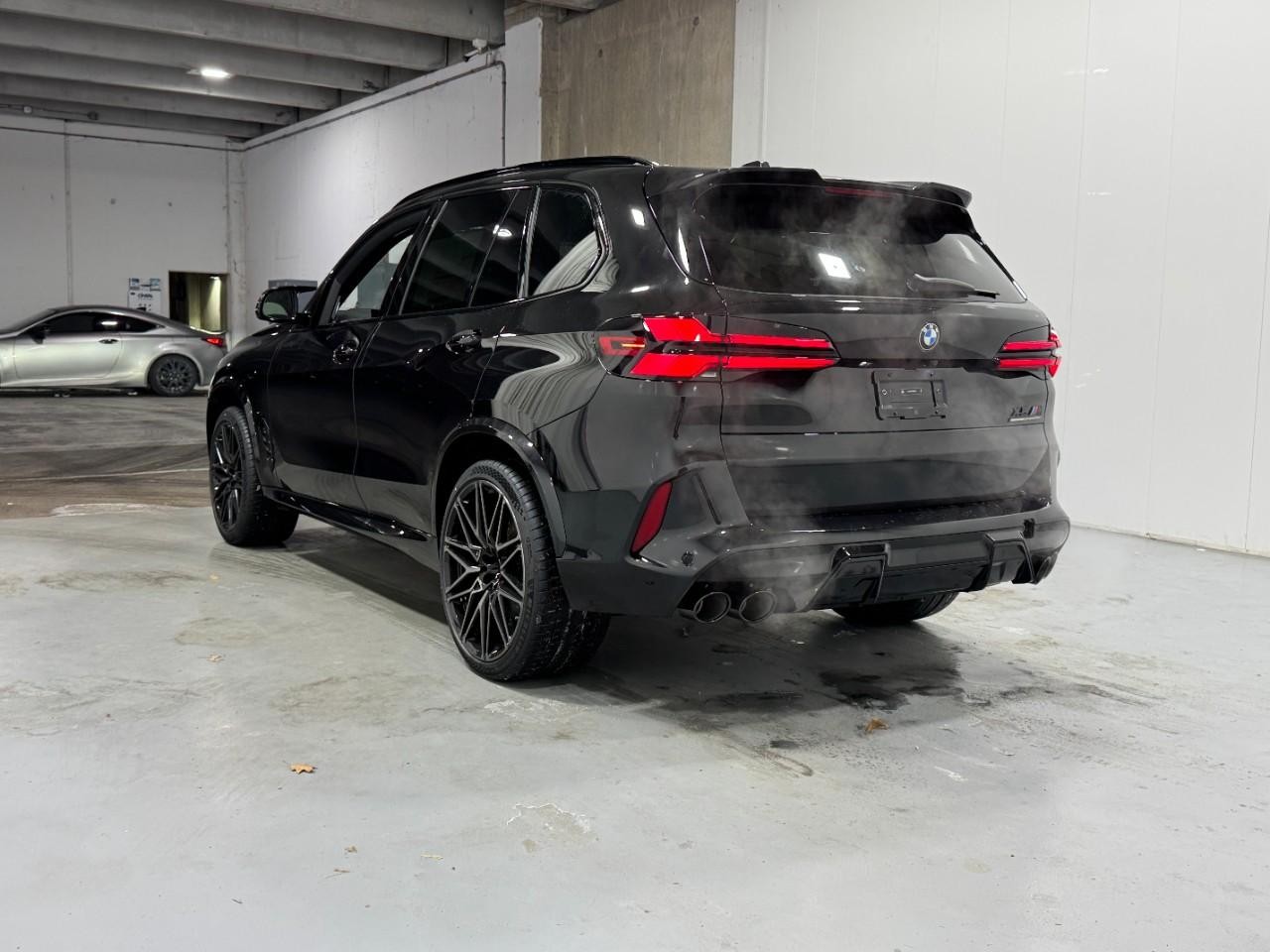 BMW X5 M Vehicle Full-screen Gallery Image 3