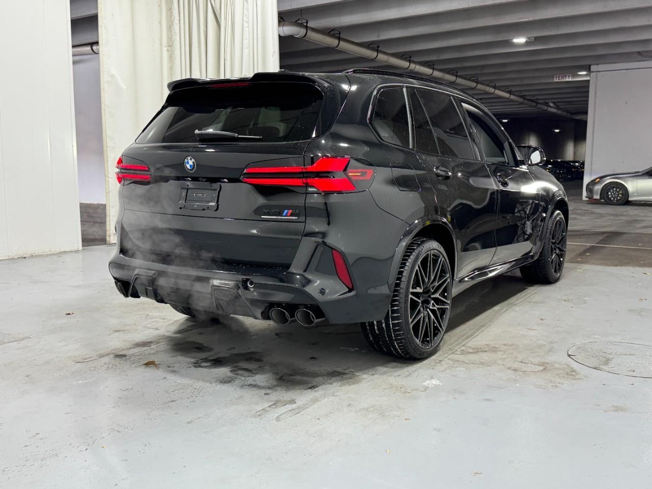 BMW X5 M Vehicle Full-screen Gallery Image 4