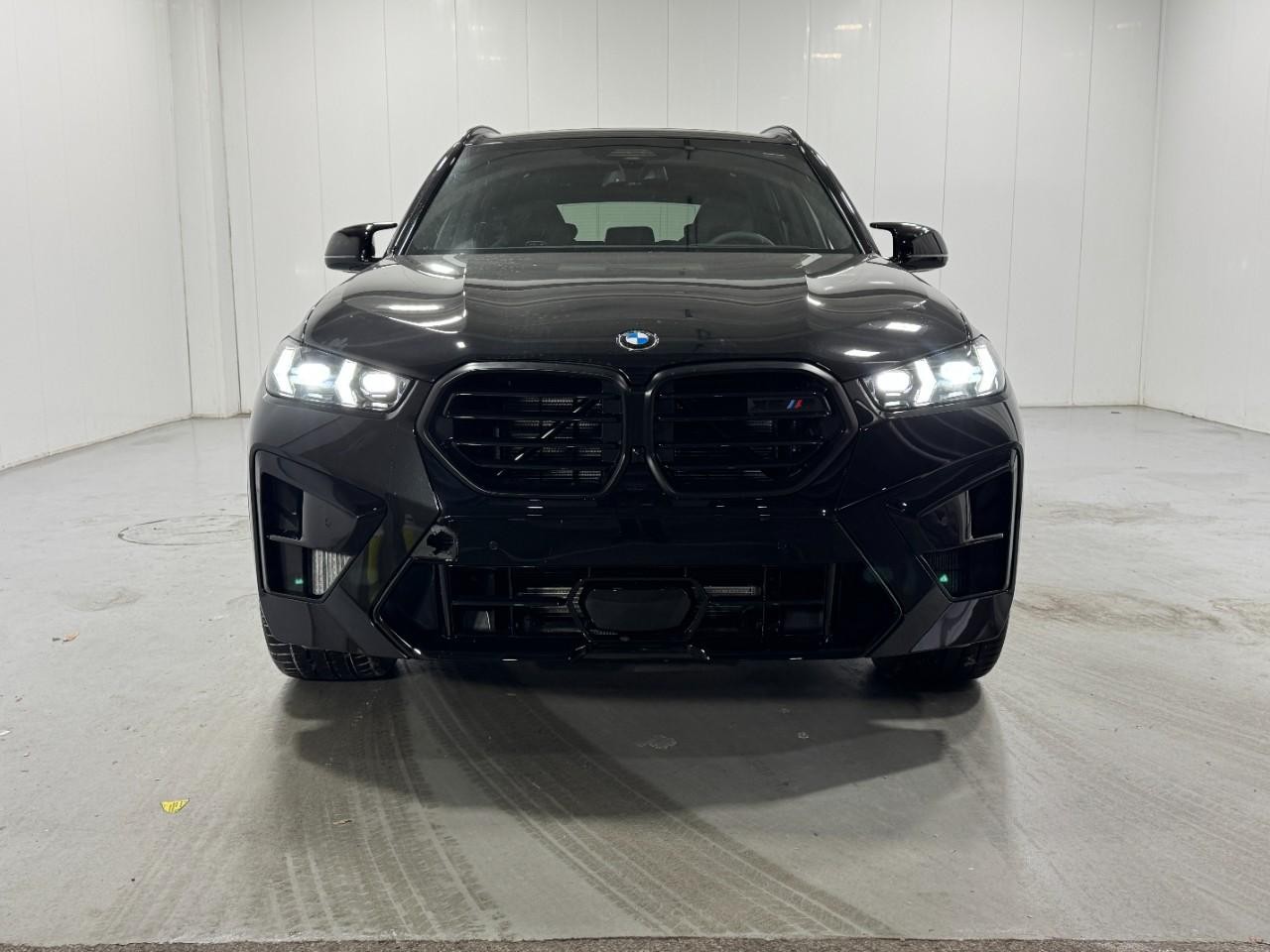 BMW X5 M Vehicle Full-screen Gallery Image 7