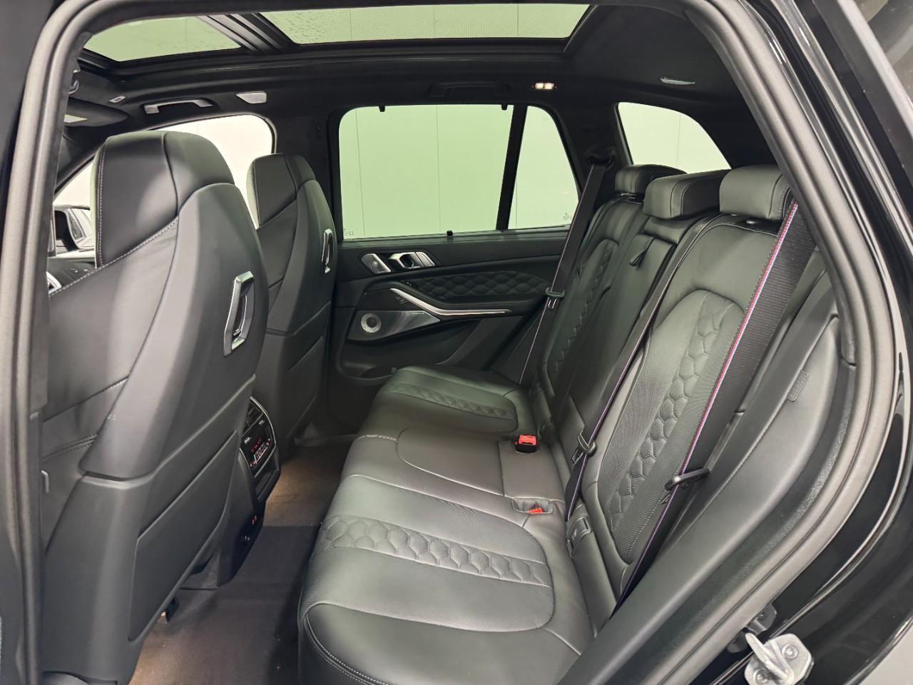 BMW X5 M Vehicle Full-screen Gallery Image 8