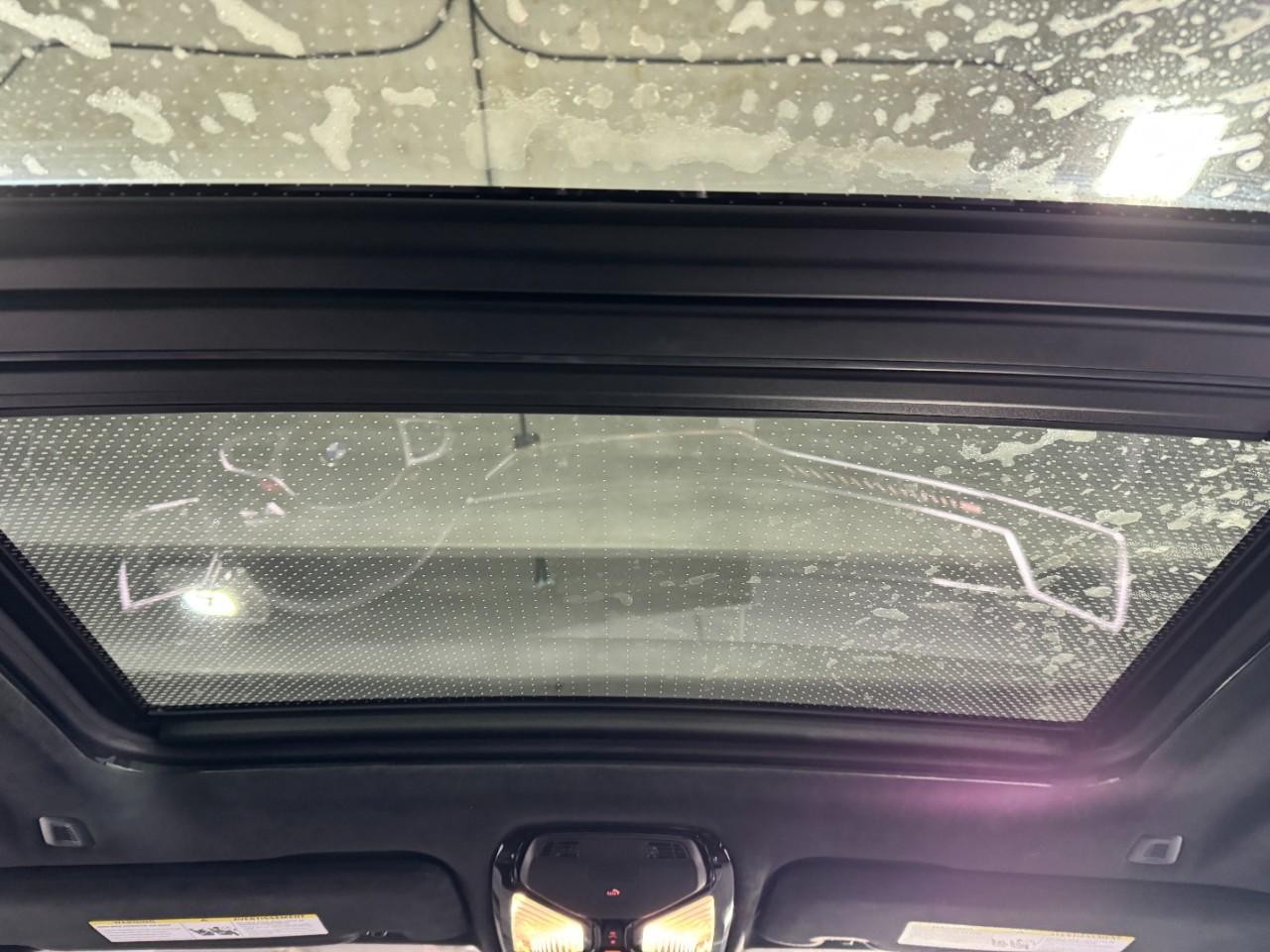 BMW X5 M Vehicle Full-screen Gallery Image 12