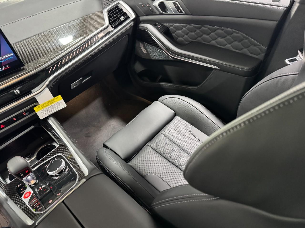 BMW X5 M Vehicle Full-screen Gallery Image 17