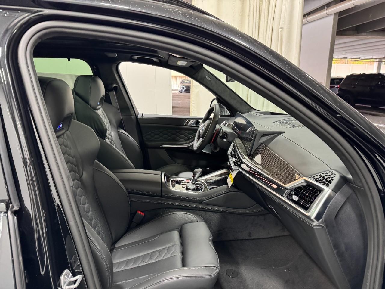 BMW X5 M Vehicle Full-screen Gallery Image 18