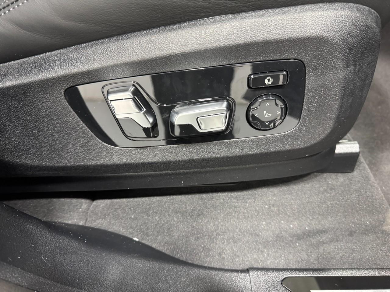 BMW X5 M Vehicle Full-screen Gallery Image 20