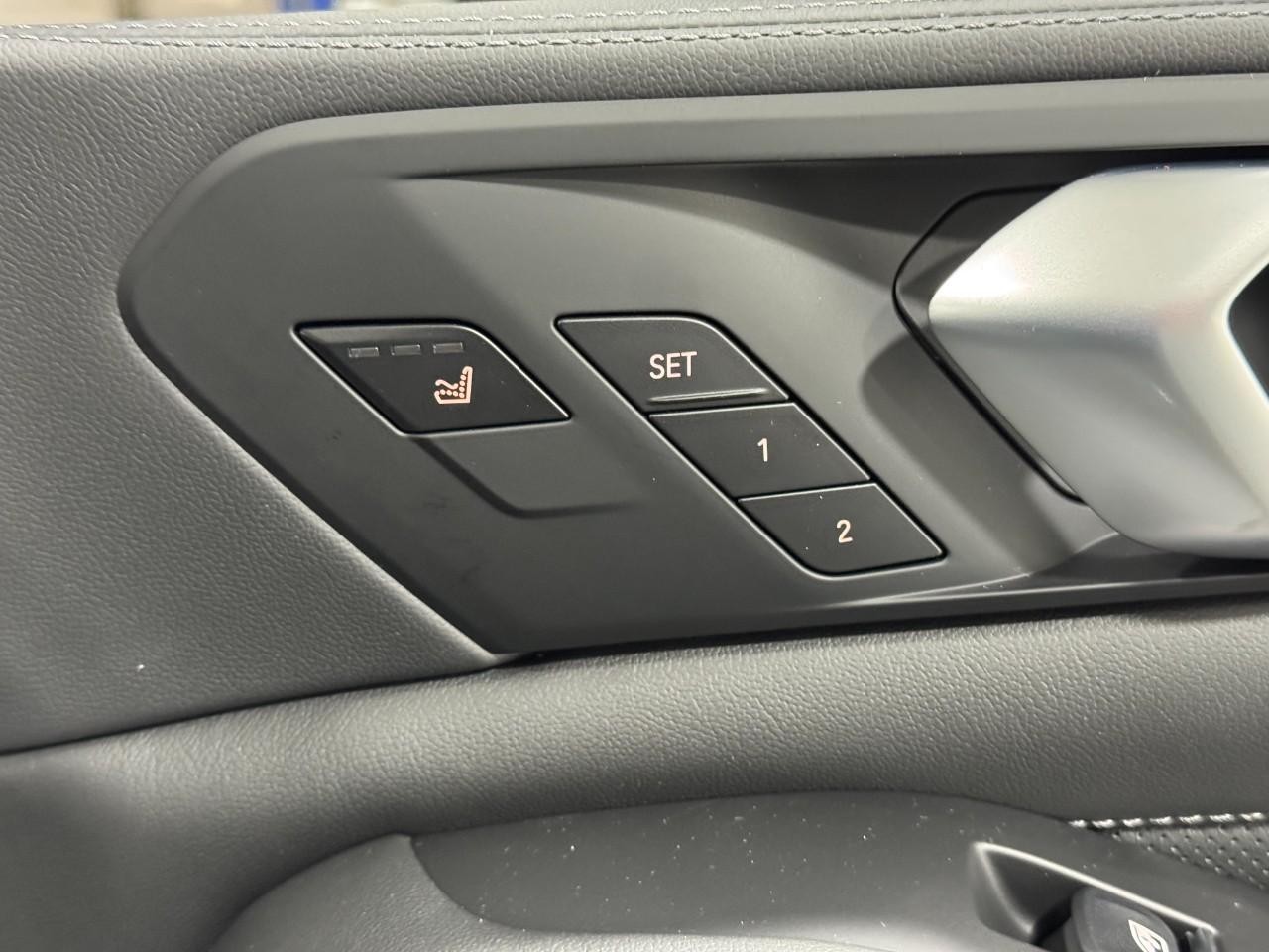 BMW X5 M Vehicle Full-screen Gallery Image 21