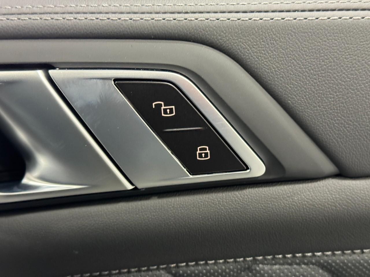 BMW X5 M Vehicle Full-screen Gallery Image 22