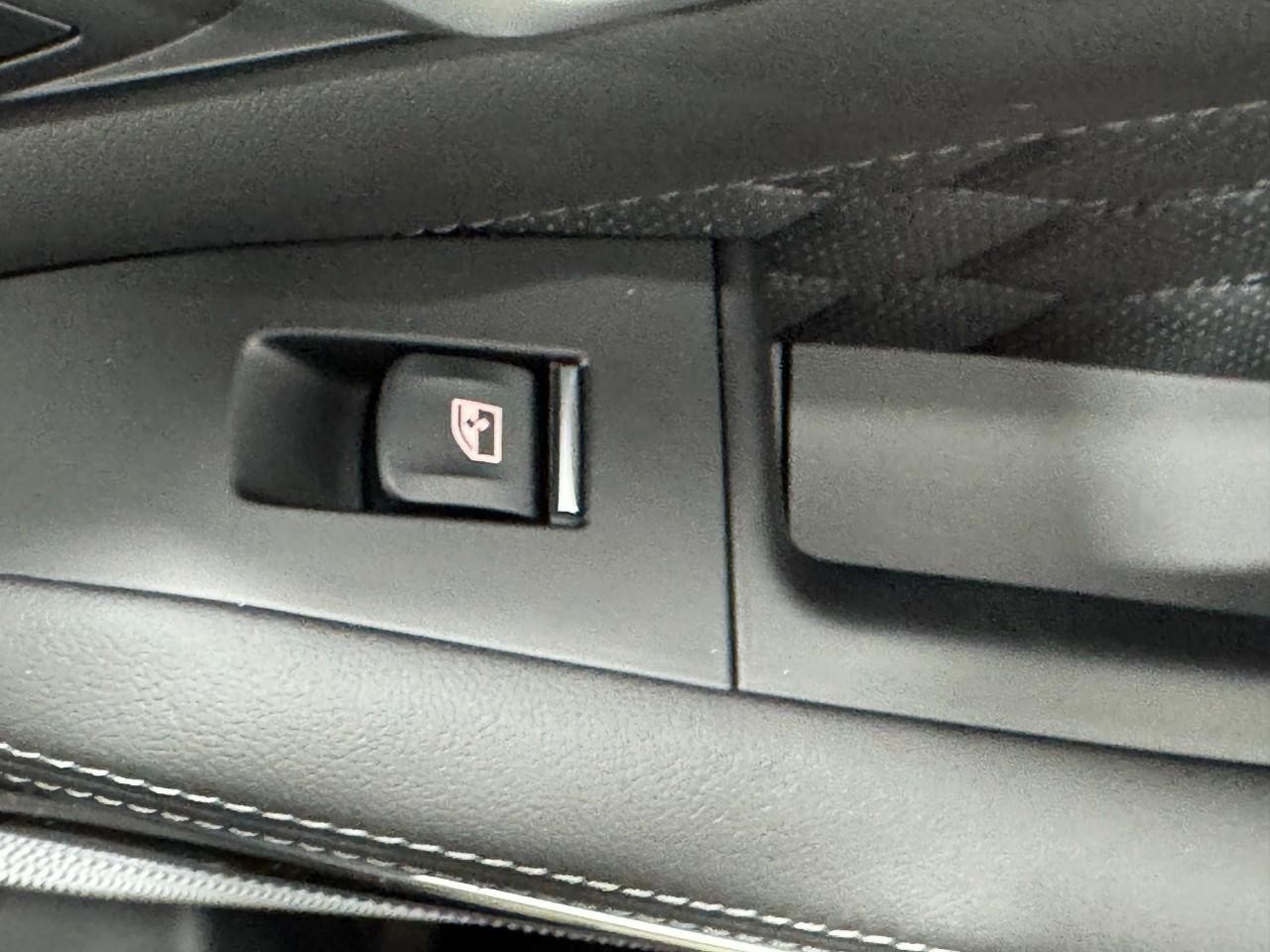 BMW X5 M Vehicle Full-screen Gallery Image 23