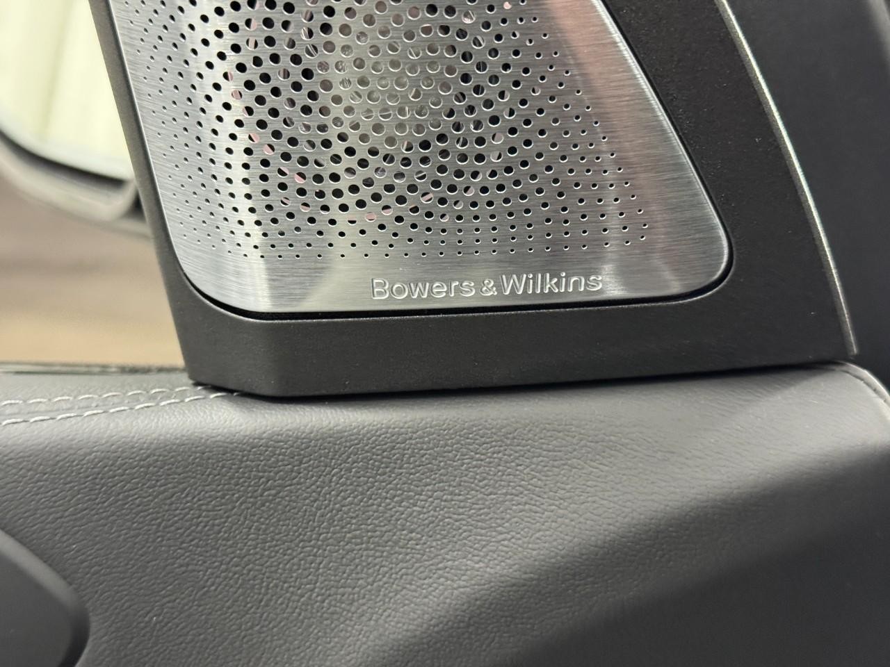 BMW X5 M Vehicle Full-screen Gallery Image 24