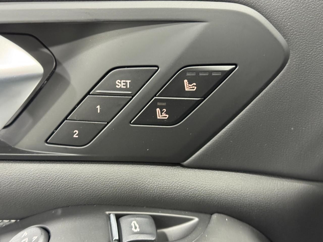 BMW X5 M Vehicle Full-screen Gallery Image 25