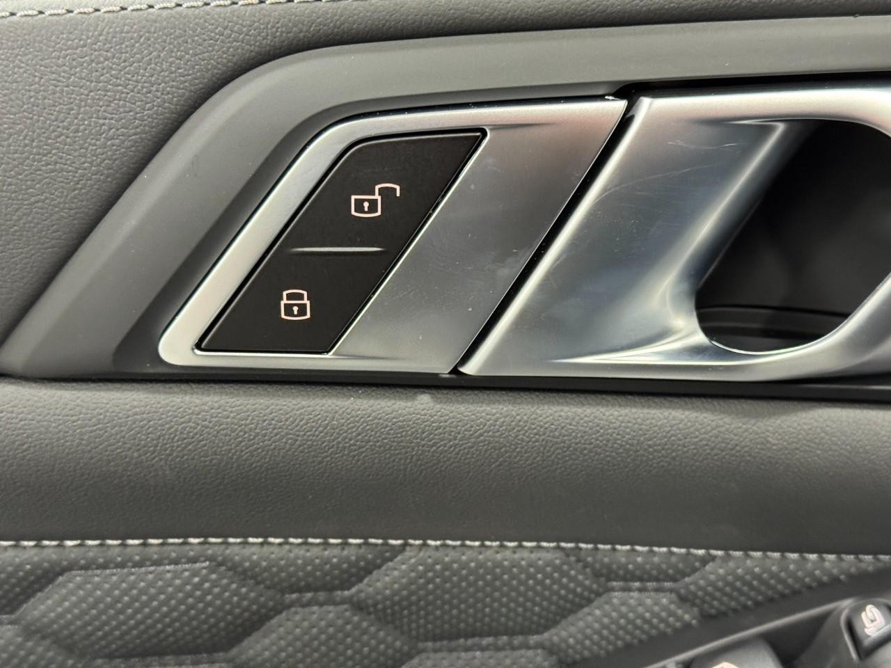 BMW X5 M Vehicle Full-screen Gallery Image 26