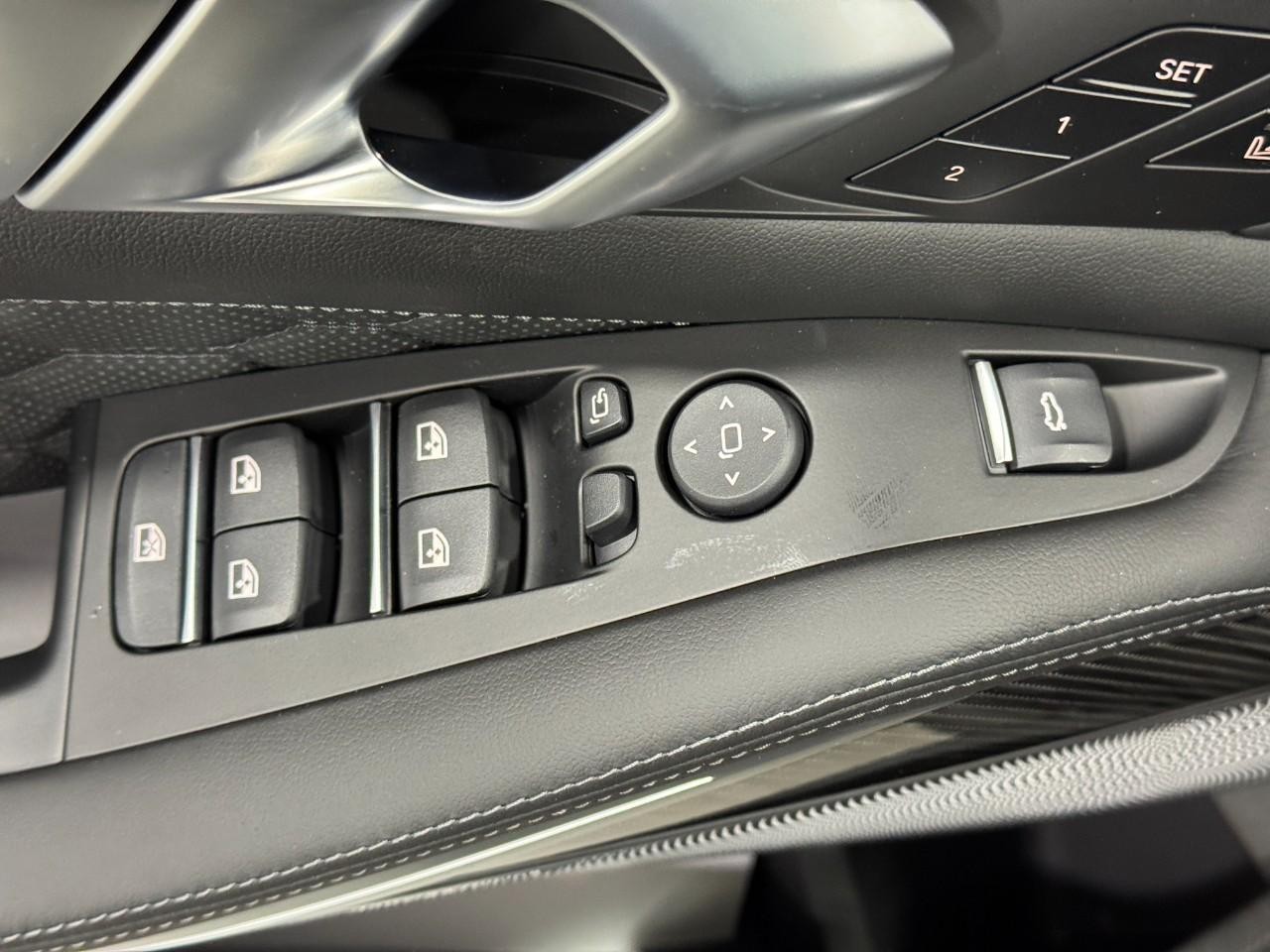 BMW X5 M Vehicle Full-screen Gallery Image 27