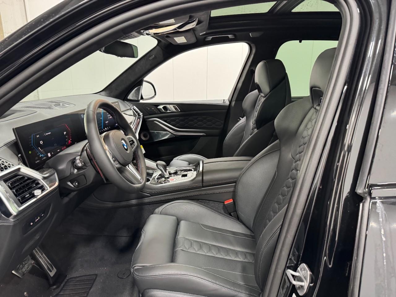 BMW X5 M Vehicle Full-screen Gallery Image 28