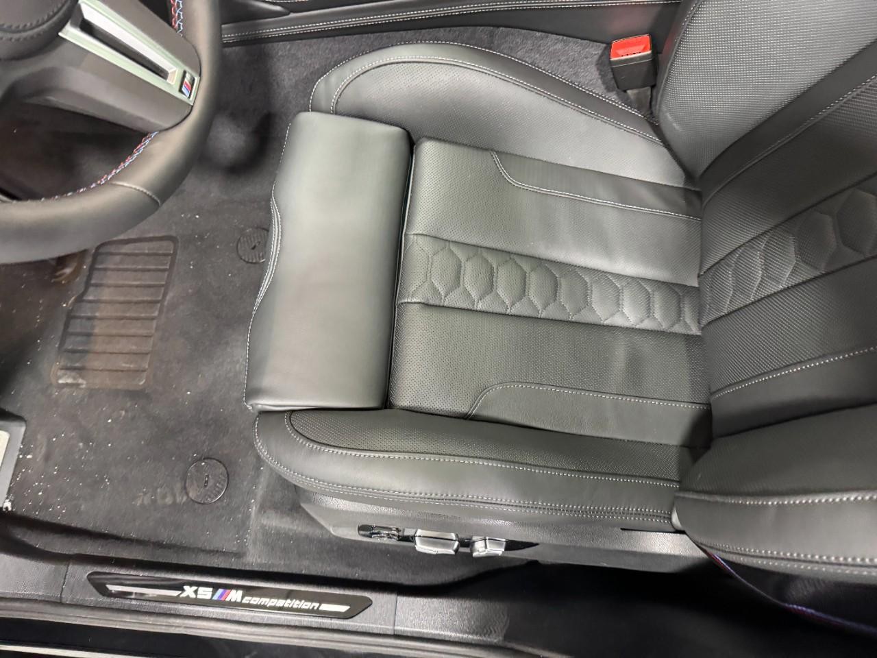 BMW X5 M Vehicle Full-screen Gallery Image 29