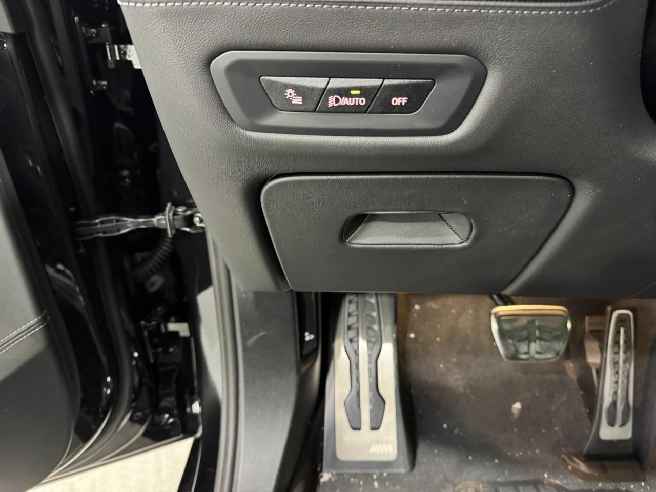 BMW X5 M Vehicle Full-screen Gallery Image 31