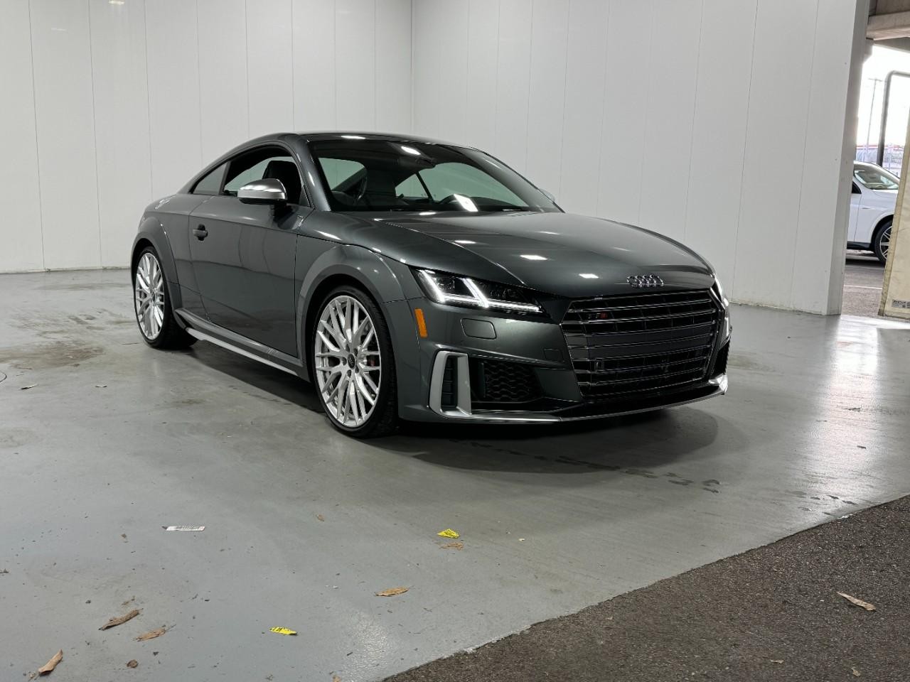 Audi TTS Coupe Vehicle Full-screen Gallery Image 06