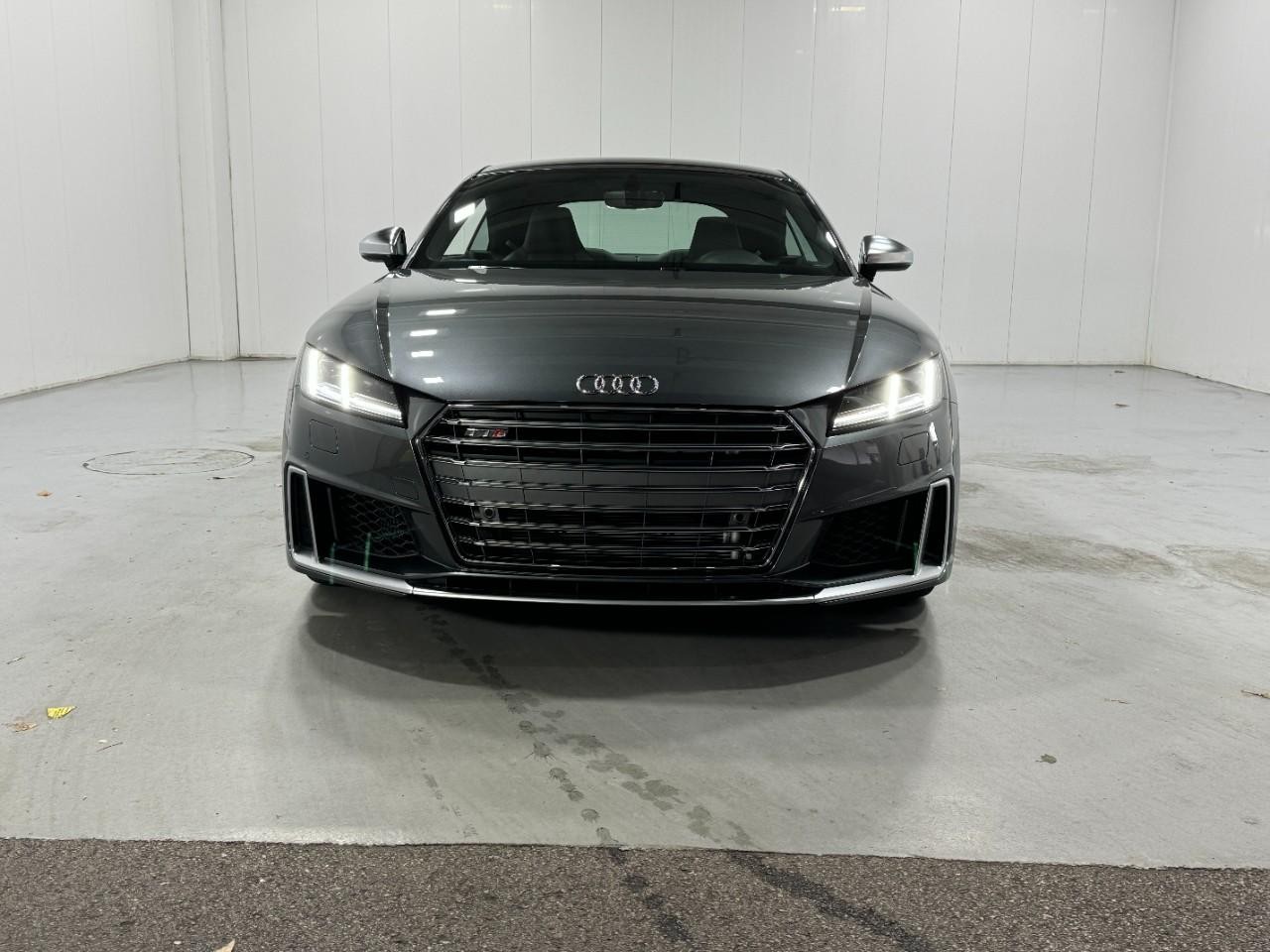 Audi TTS Coupe Vehicle Full-screen Gallery Image 07